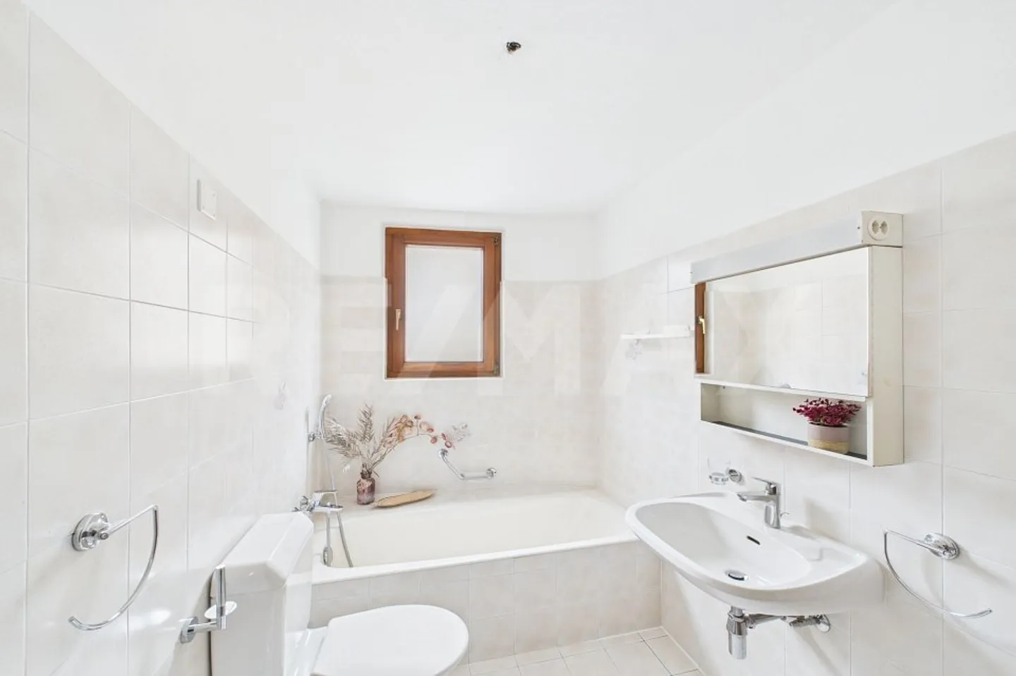 Proprietà di rendimento attraente: Casa plurifamiliare 10x residenziale, 1x commerciale + Cortile privato - Foto 7 di 10