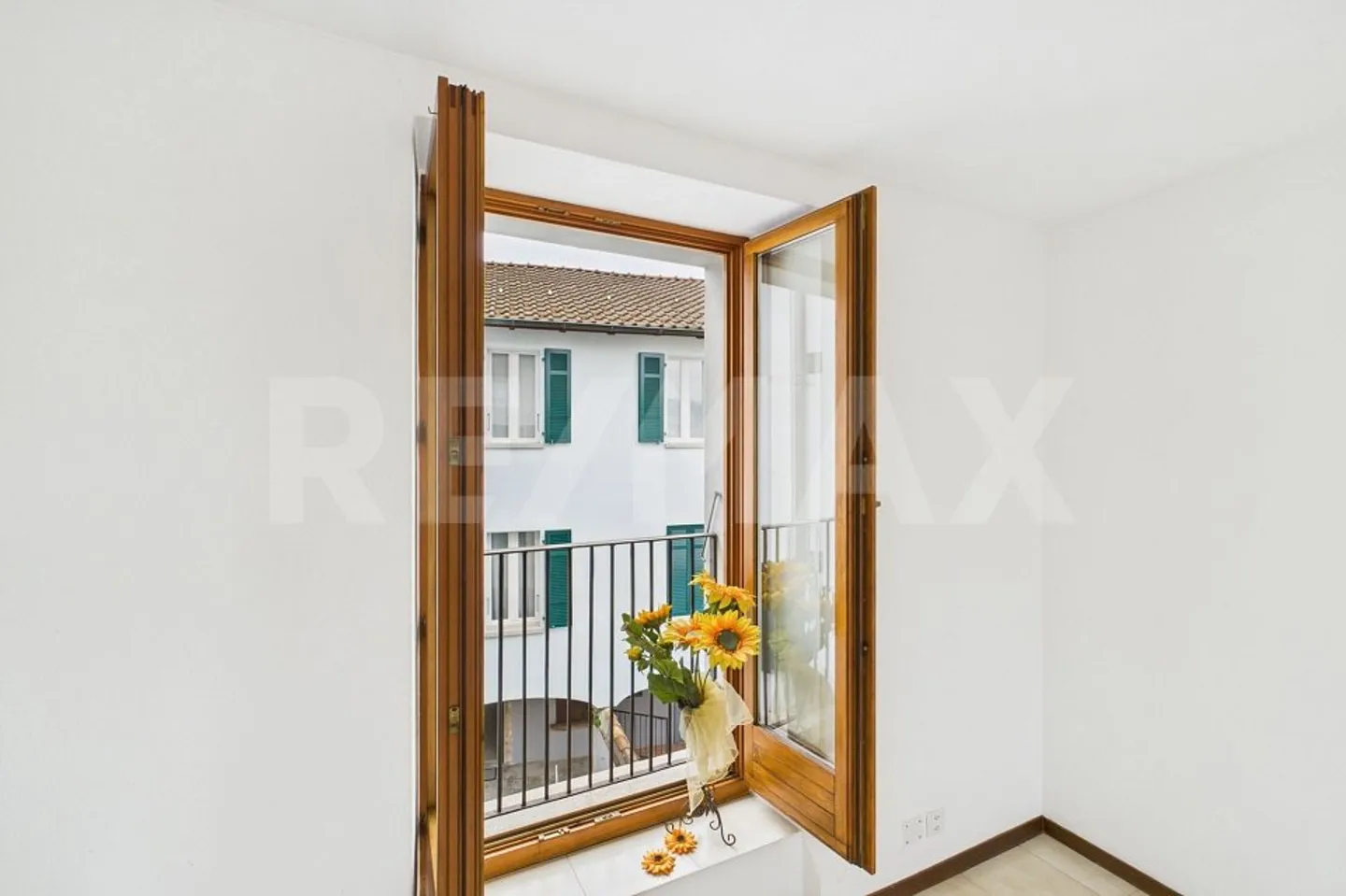 Proprietà di rendimento attraente: Casa plurifamiliare 10x residenziale, 1x commerciale + Cortile privato - Foto 8 di 10