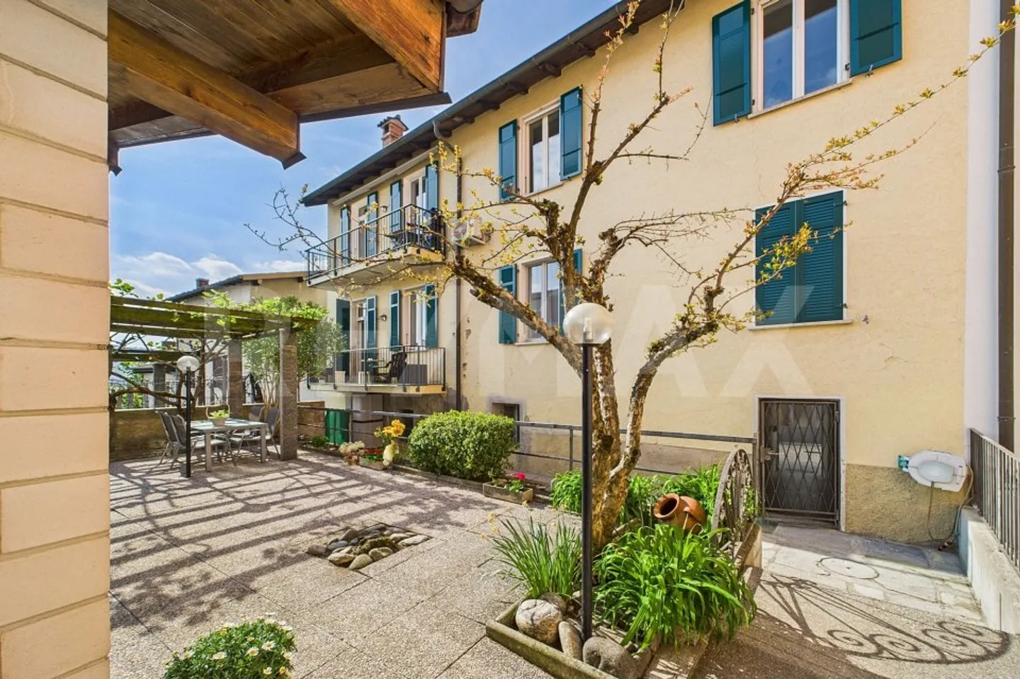 Proprietà di rendimento attraente: Casa plurifamiliare 10x residenziale, 1x commerciale + Cortile privato - Foto 10 di 10