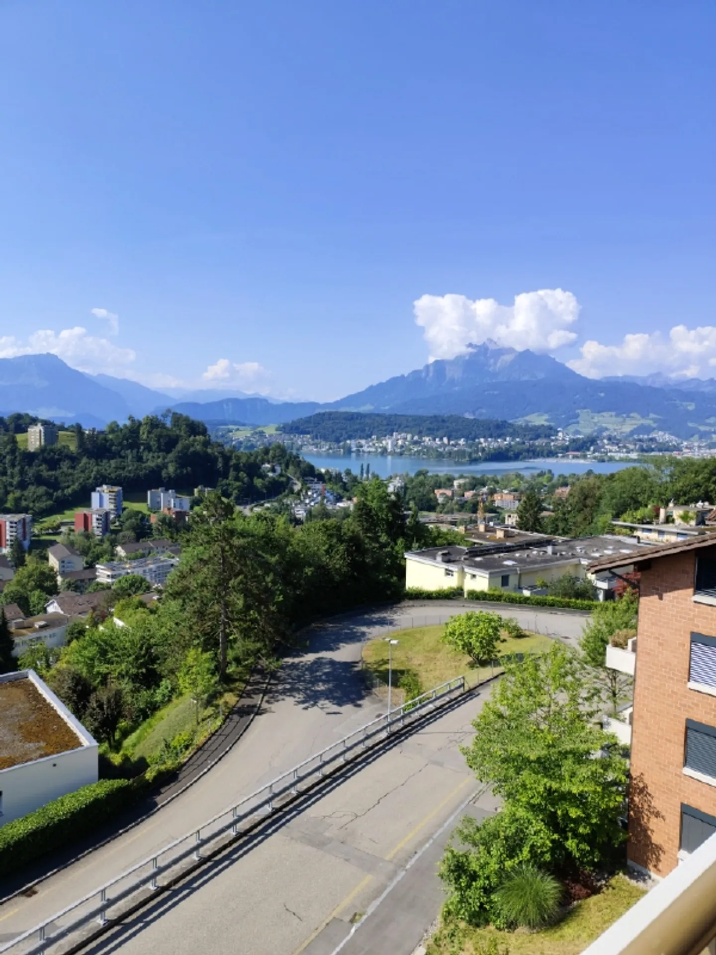 Living enjoyment at the highest level - 3.5-room apartment with fantastic lake and mountain views - Photo 1 of 9