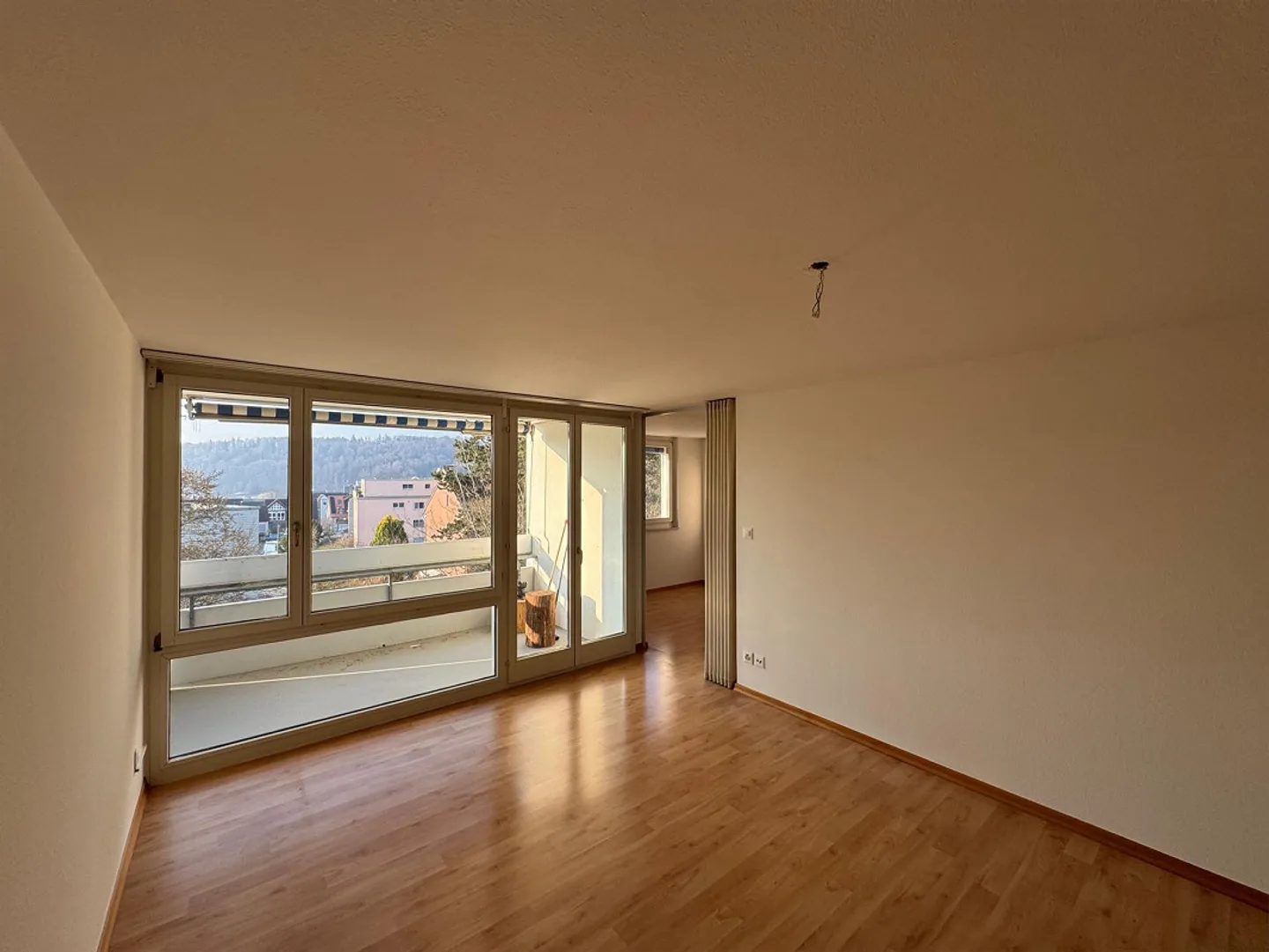Appartement lumineux de 3,5 pièces avec balcon dans un environnement verdoyant et un emplacement central - Photo 2 sur 12