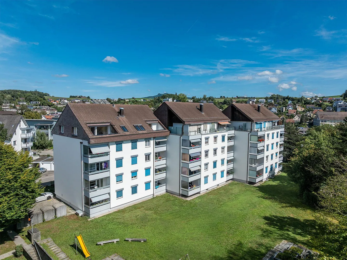 Appartement lumineux de 3,5 pièces avec balcon dans un environnement verdoyant et un emplacement central - Photo 1 sur 12