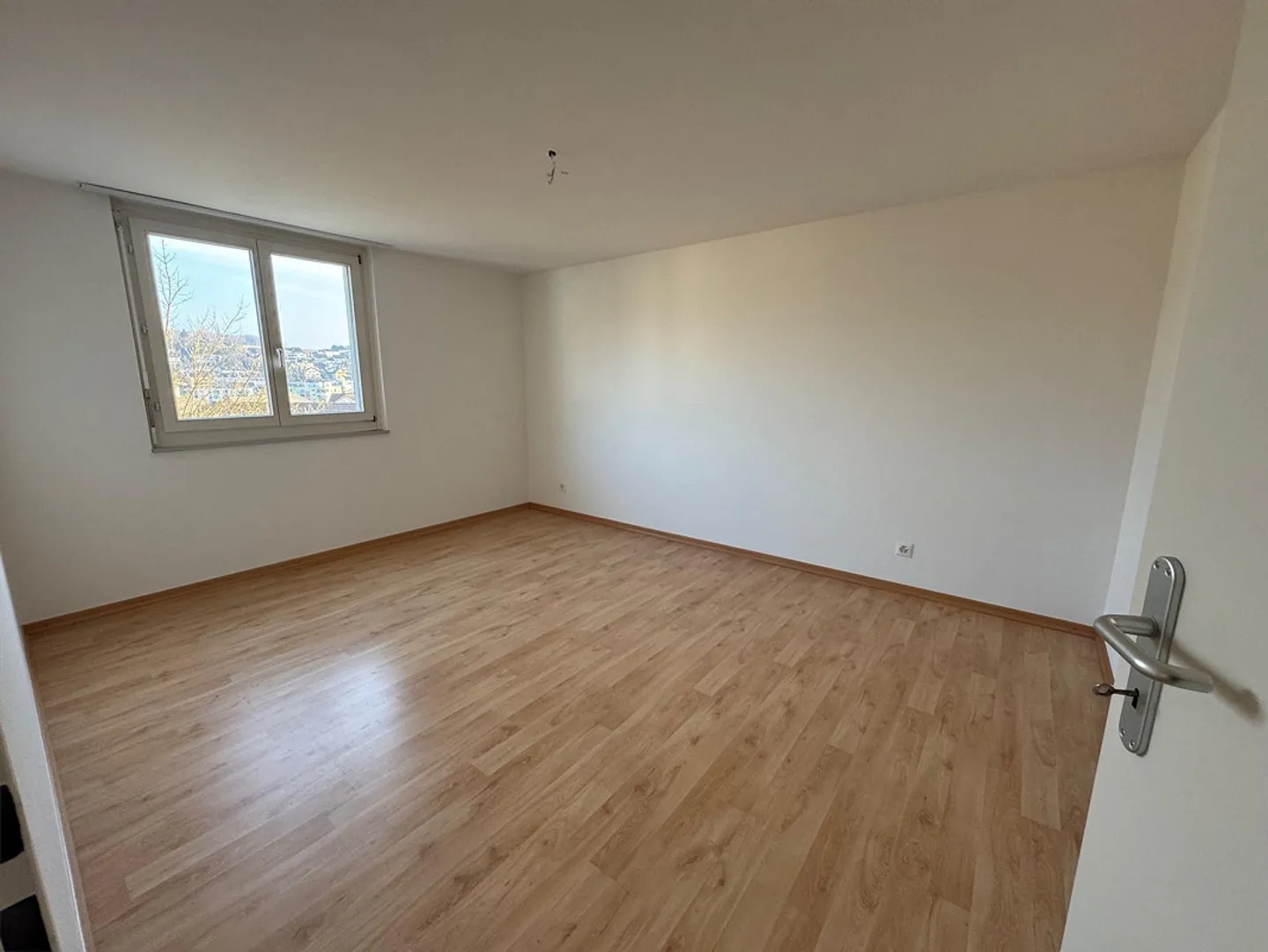 Appartement lumineux de 3,5 pièces avec balcon dans un environnement verdoyant et un emplacement central - Photo 4 sur 12