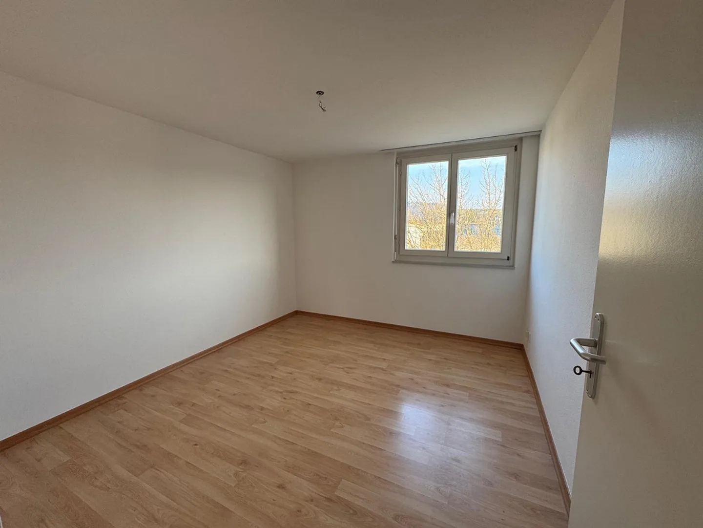 Appartement lumineux de 3,5 pièces avec balcon dans un environnement verdoyant et un emplacement central - Photo 5 sur 12