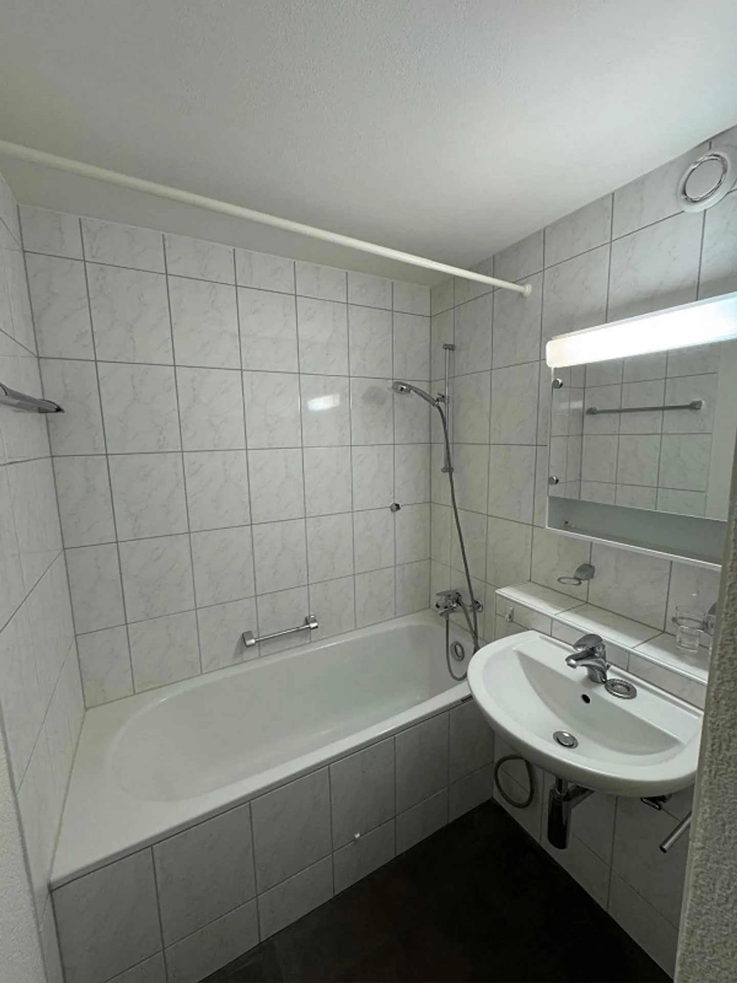 Appartement lumineux de 3,5 pièces avec balcon dans un environnement verdoyant et un emplacement central - Photo 9 sur 12