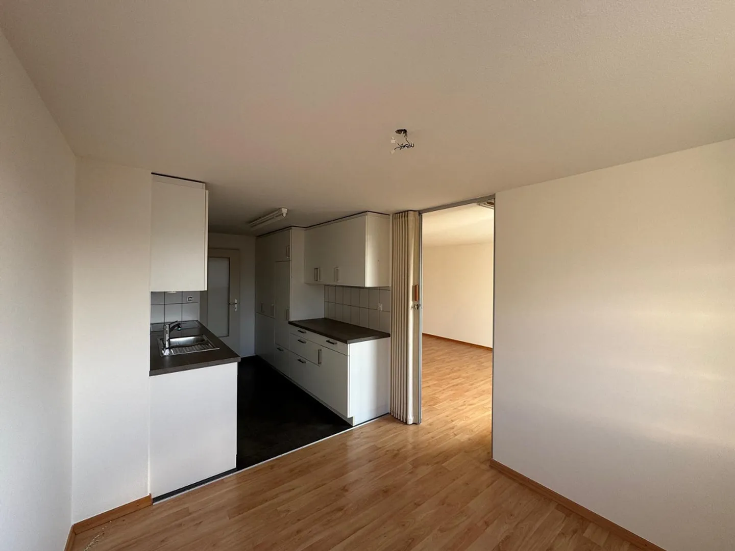 Appartement lumineux de 3,5 pièces avec balcon dans un environnement verdoyant et un emplacement central - Photo 7 sur 12