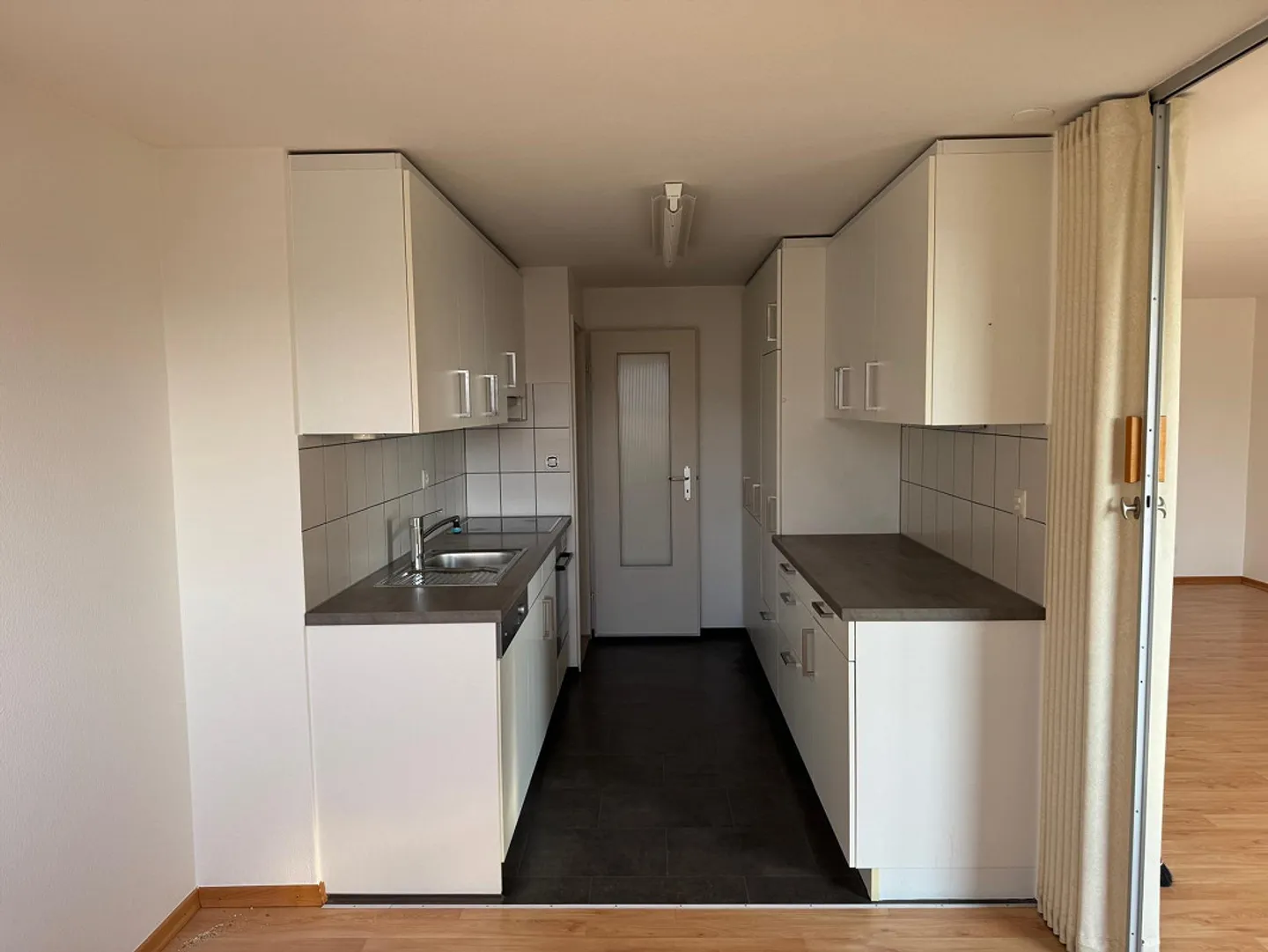 Appartement lumineux de 3,5 pièces avec balcon dans un environnement verdoyant et un emplacement central - Photo 8 sur 12