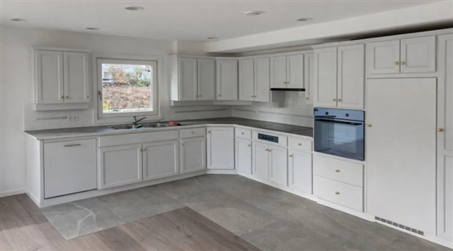 Quiet Location Freshly Renovated - Photo 3 of 8