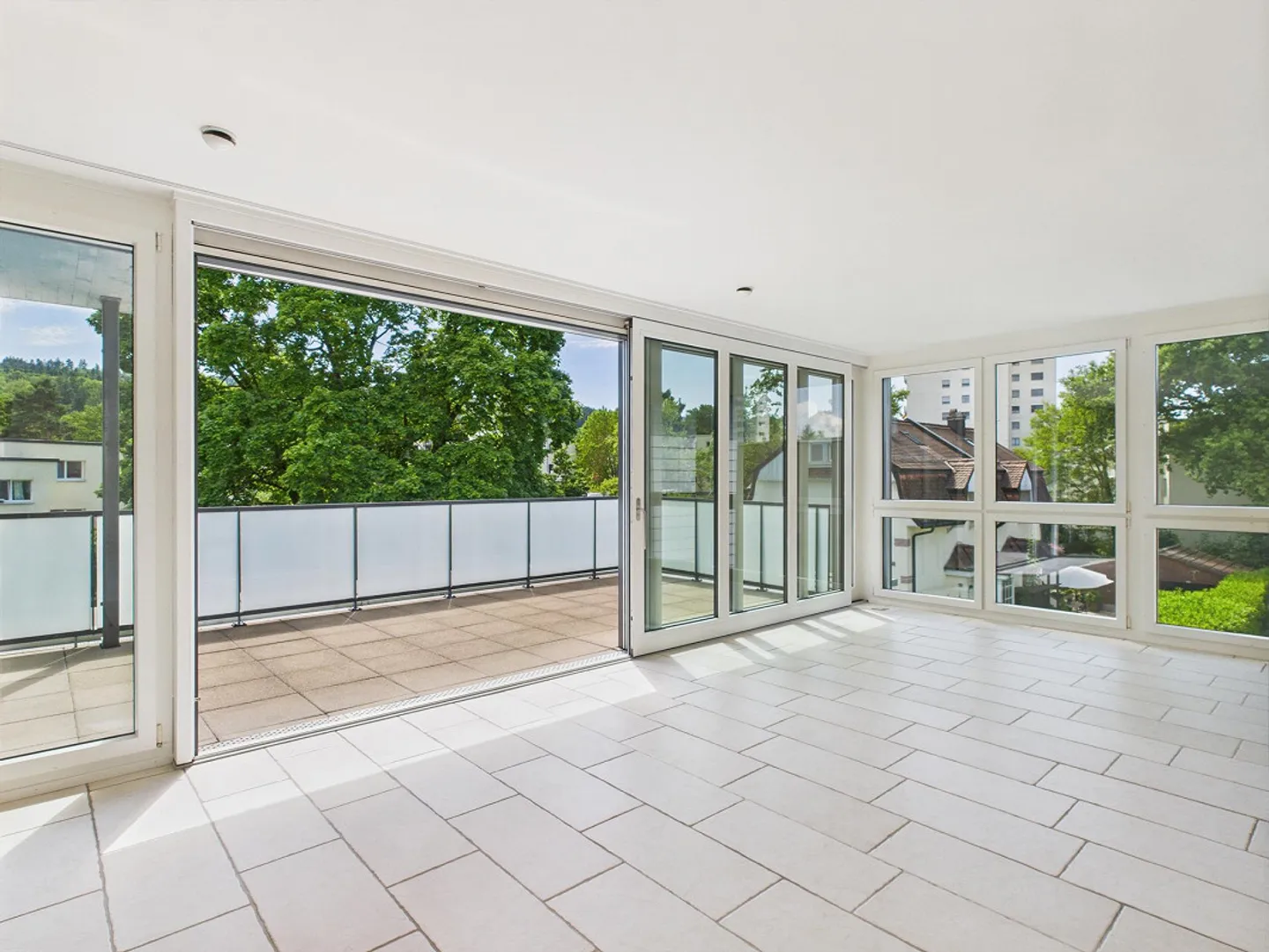 Exklusive 3.5 Zimmer Attikawohnung mit Kamin und 2 Terassen und 2 Gara - Foto 3 von 11