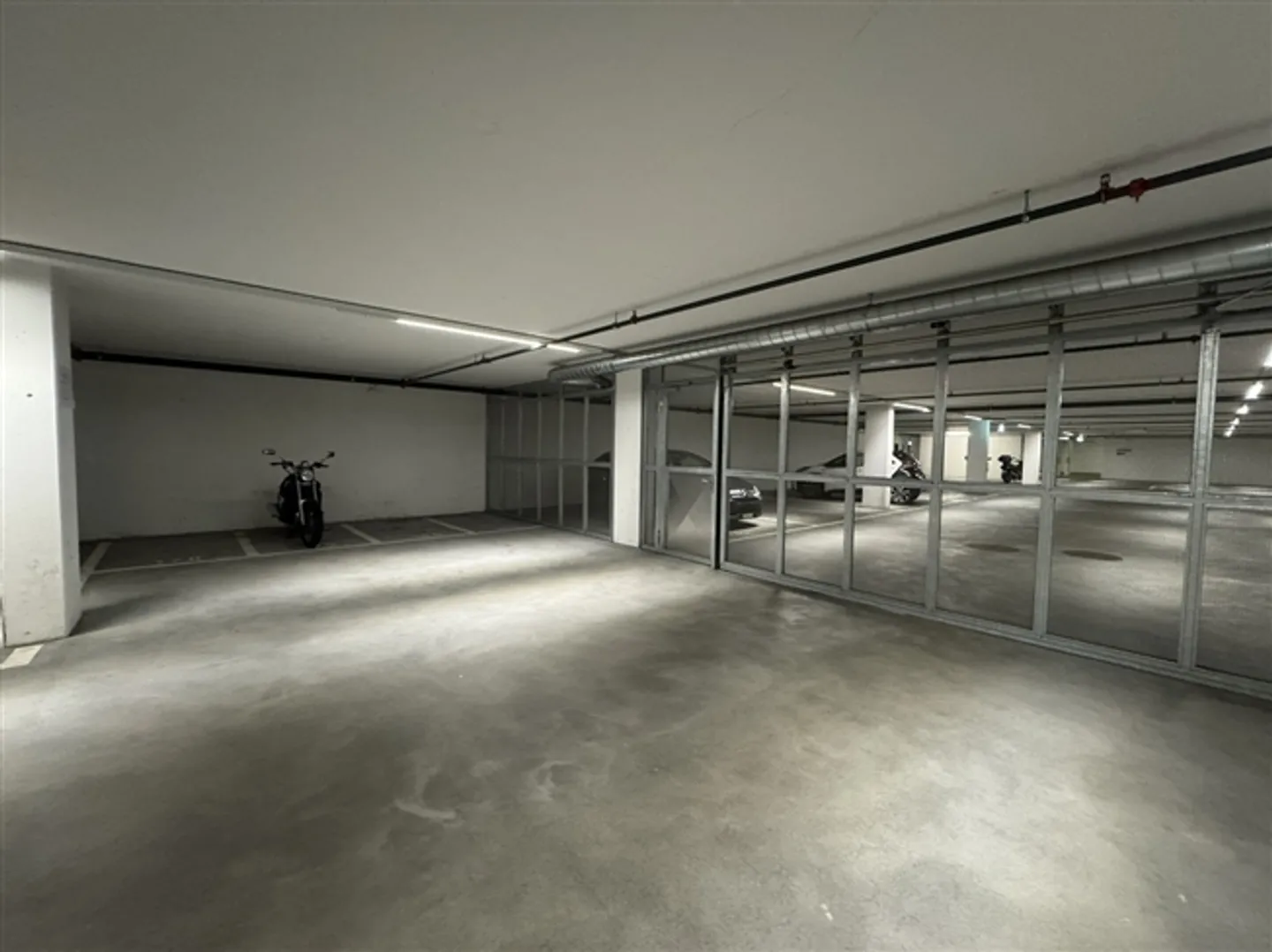 Motorcycle parking spaces in secure underground garages - Photo 4 of 4