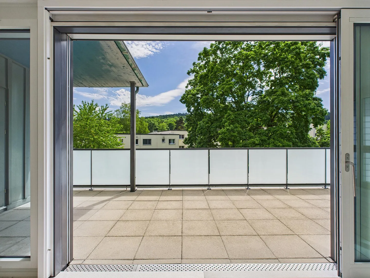 Exklusive 3.5 Zimmer Attikawohnung mit Kamin und 2 Terassen und 2 Gara - Foto 4 von 11