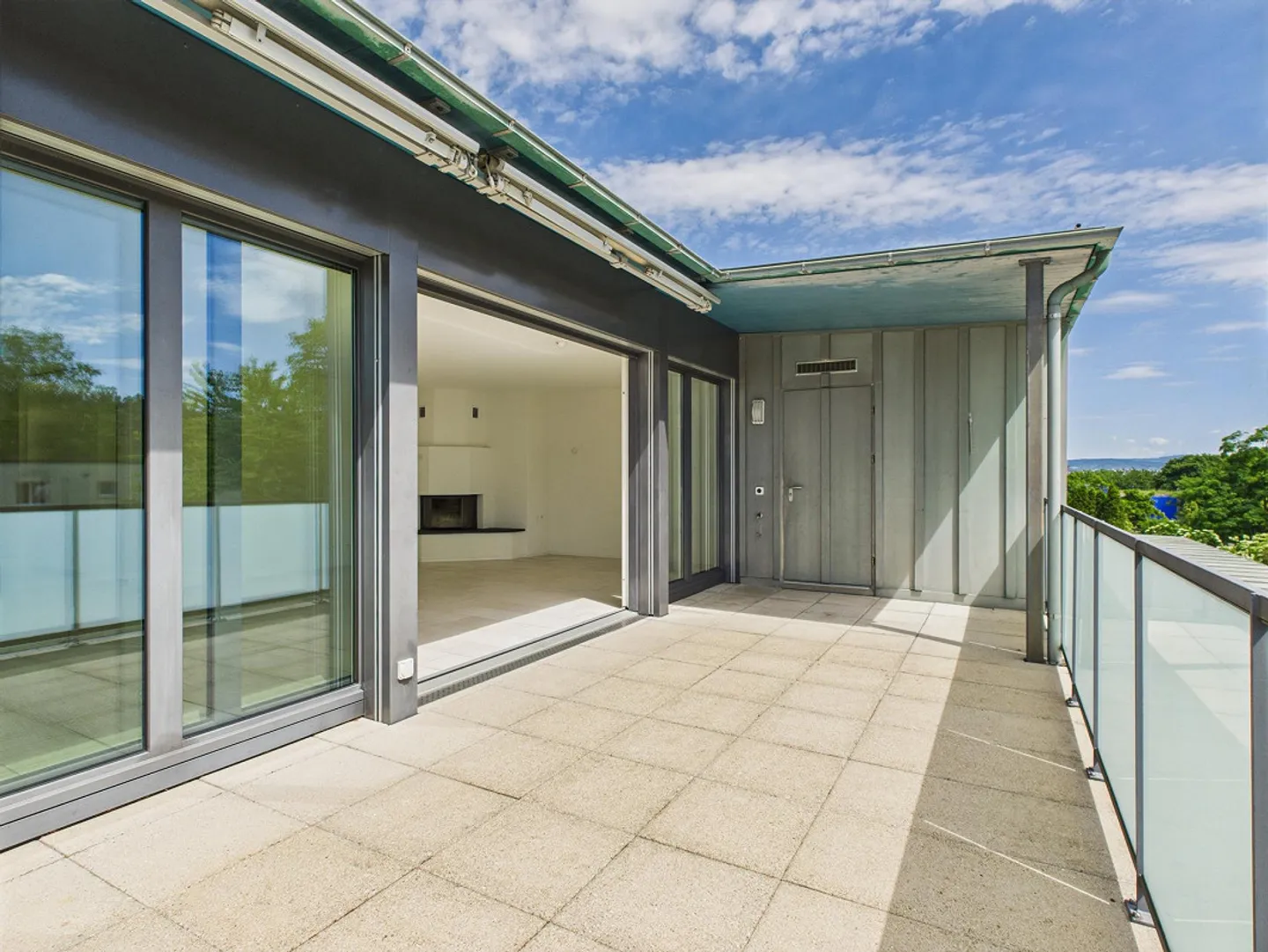 Exklusive 3.5 Zimmer Attikawohnung mit Kamin und 2 Terassen und 2 Gara - Foto 5 von 11