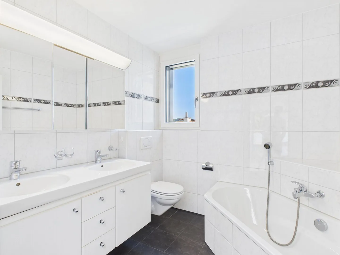 Exklusive 3.5 Zimmer Attikawohnung mit Kamin und 2 Terassen und 2 Gara - Foto 9 von 11