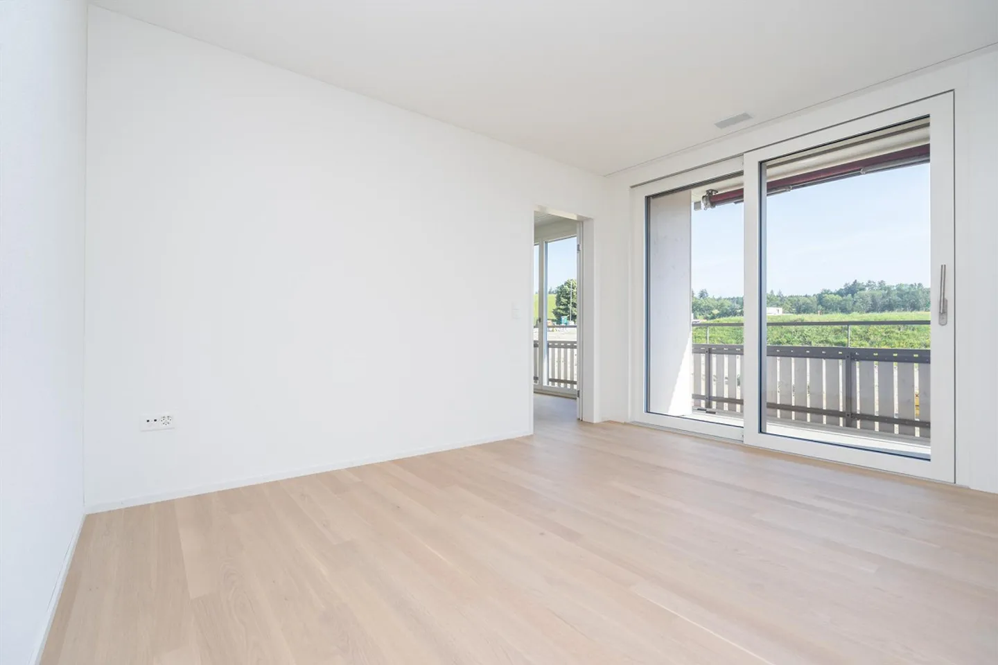 Perfect couple or single apartment looking for a new tenant immediately! - Photo 4 of 9