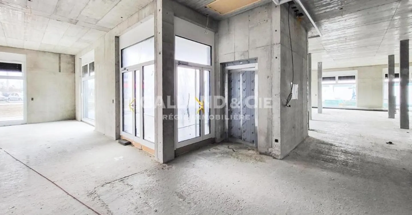 Spazio Commerciale con Grandi Vetrine - Foto 4 di 6