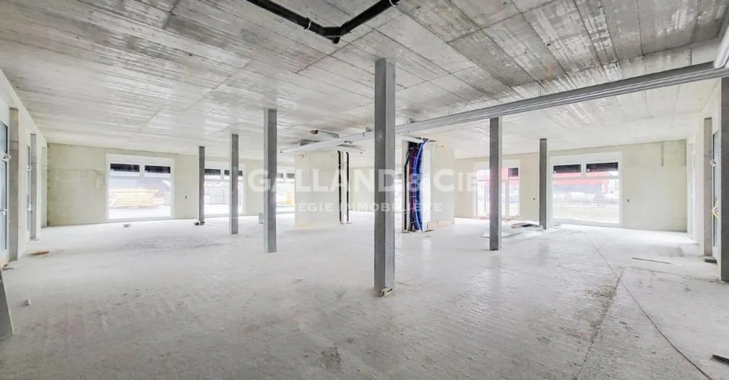 Spazio Commerciale con Grandi Vetrine - Foto 2 di 6
