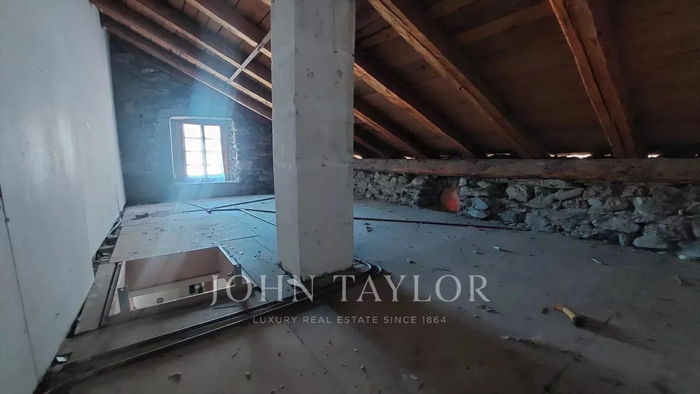 Opportunité - Triplex de 4 pièces à rénover - Photo 2 of 8