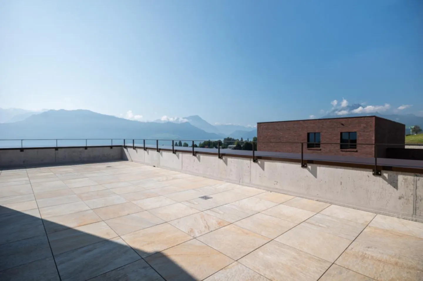 Appartamento attico da sogno con vista sul lago e sulle montagne - Foto 1 di 7