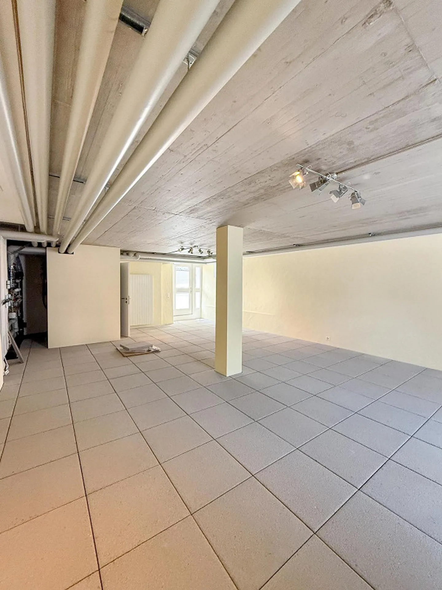 Charming commercial space in the village center of Mettmenstetten - Photo 3 of 7