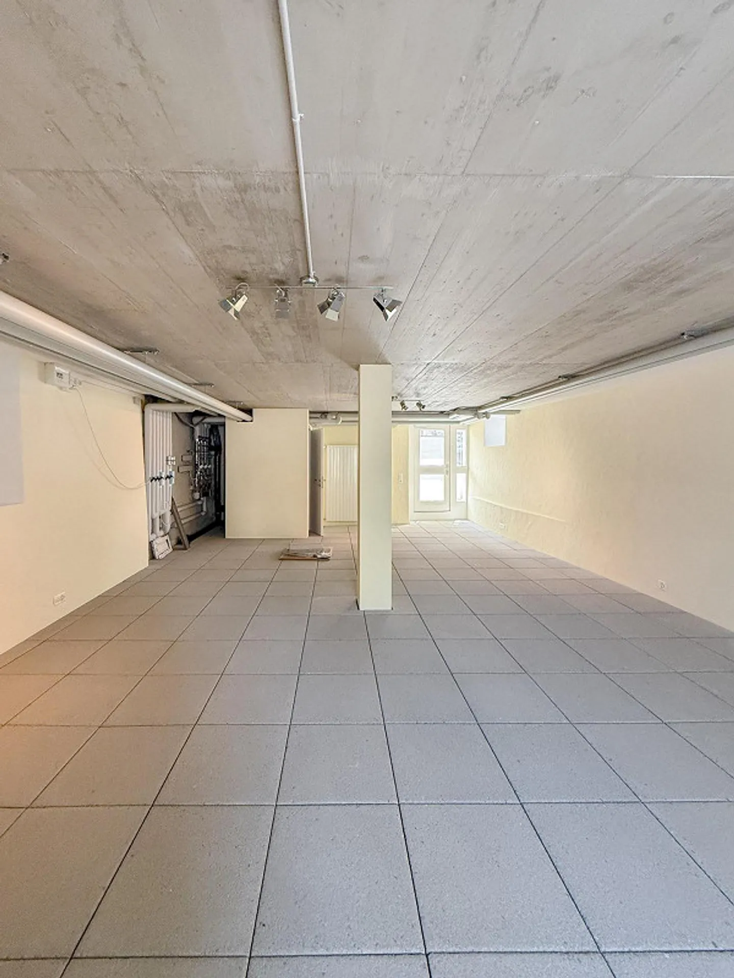 Charming commercial space in the village center of Mettmenstetten - Photo 4 of 7