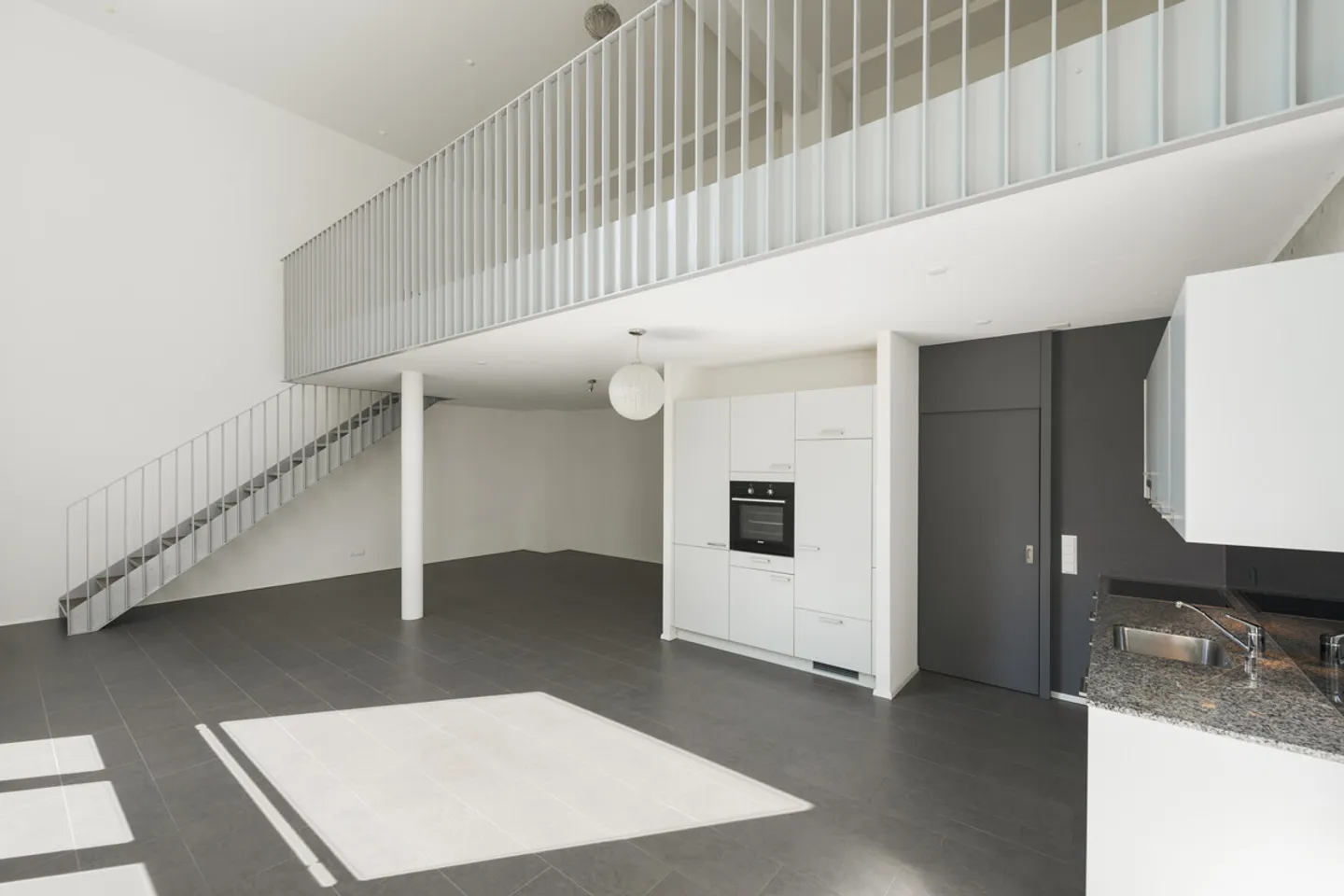 Stylisches Loft mit Garten - Foto 4 von 6