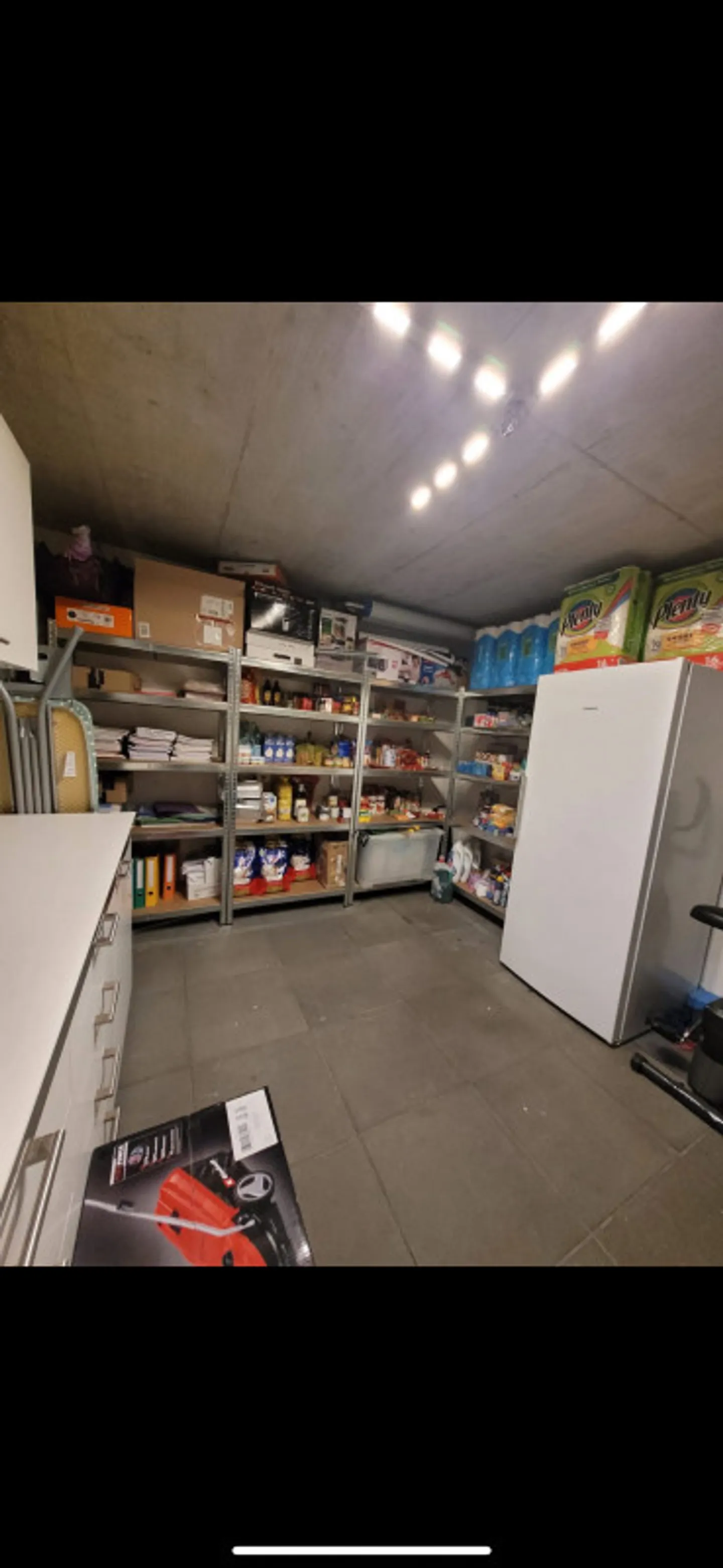 Modern House with Garden - Photo 10 of 10