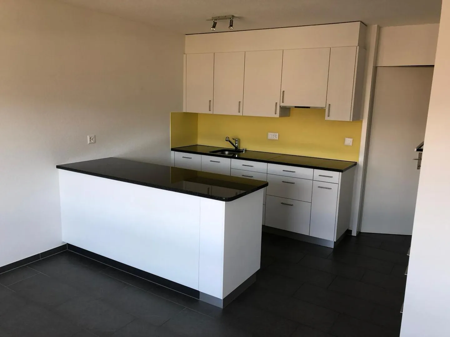 Bright 3.5-Room Apartment - Photo 2 of 6