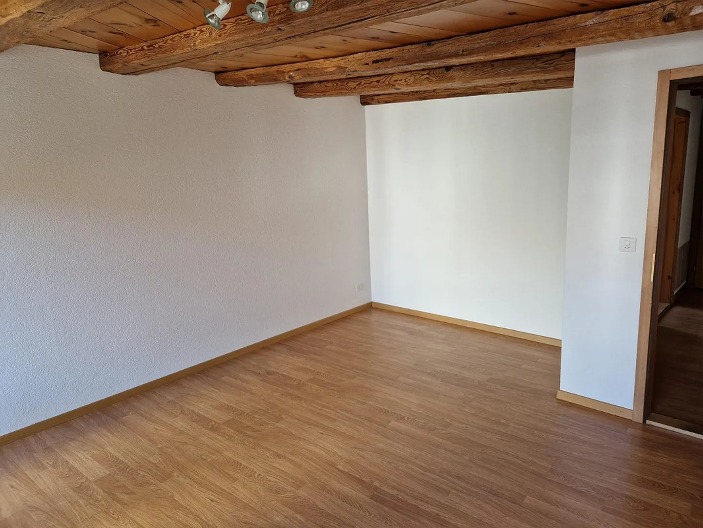 Ampio appartamento con 2 camere - Foto 6 di 6