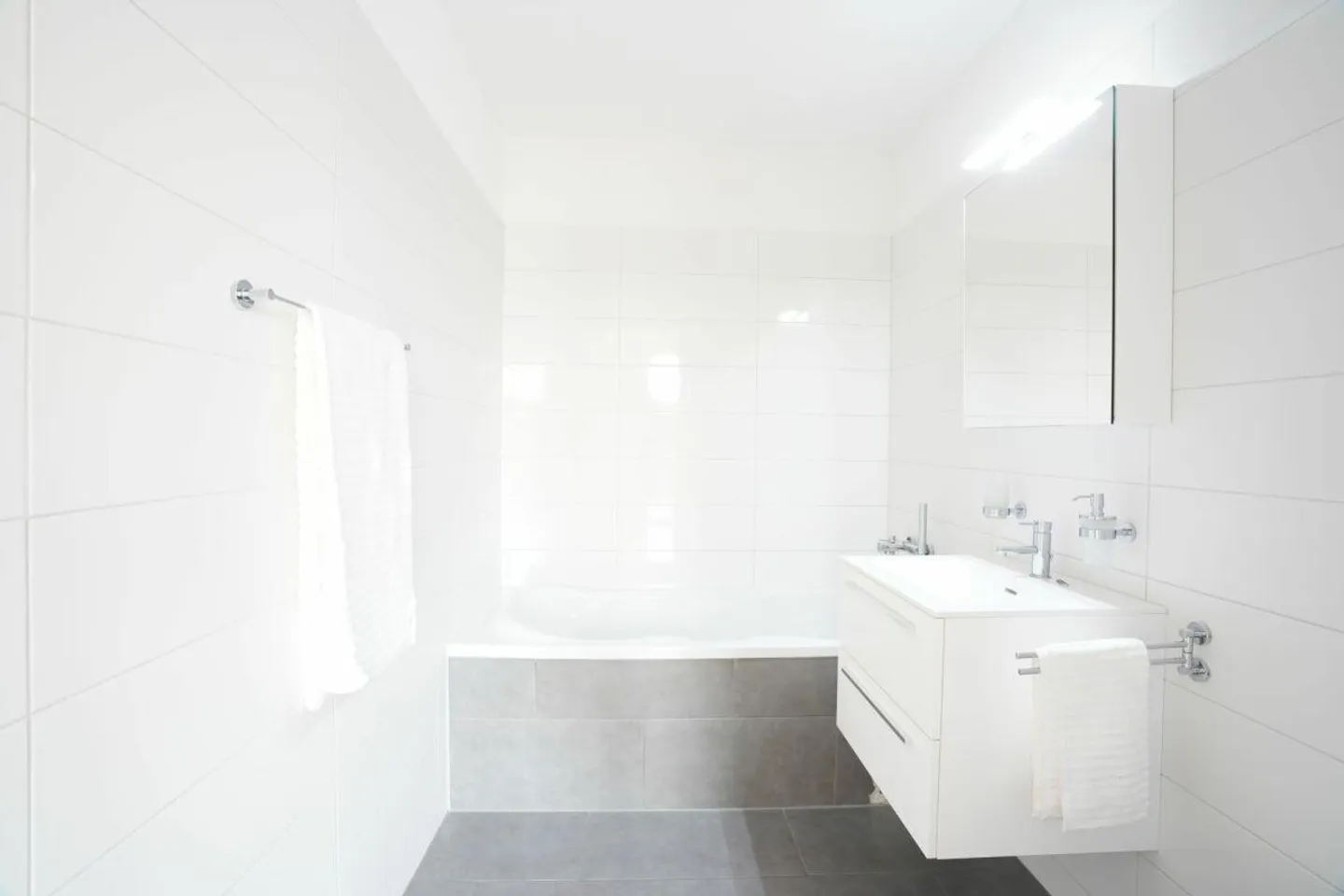 Vie moderne - Appartement de 4,5 pièces avec entrée de tonnelle - Photo 3 sur 6