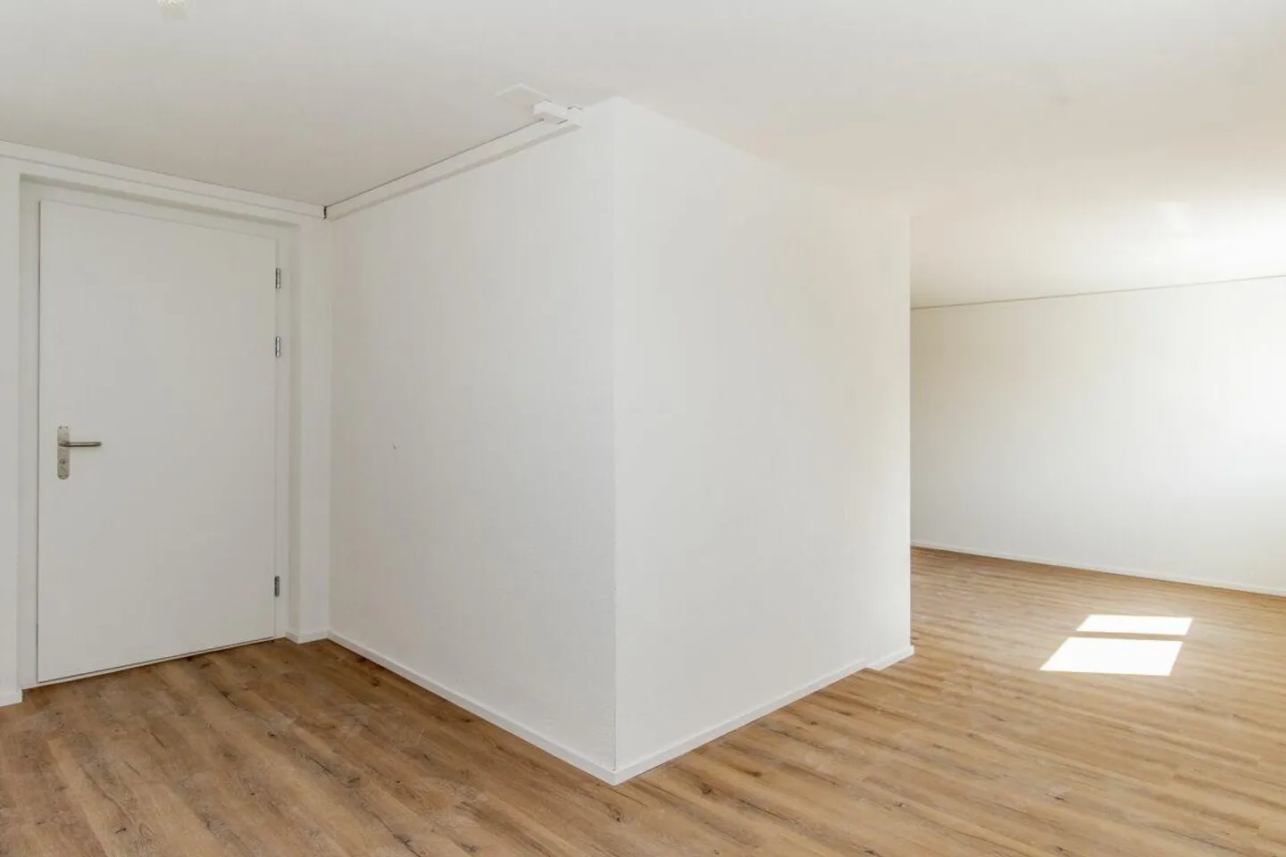 Première occupation : dernier appartement de 3,5 pièces - Photo 3 sur 14