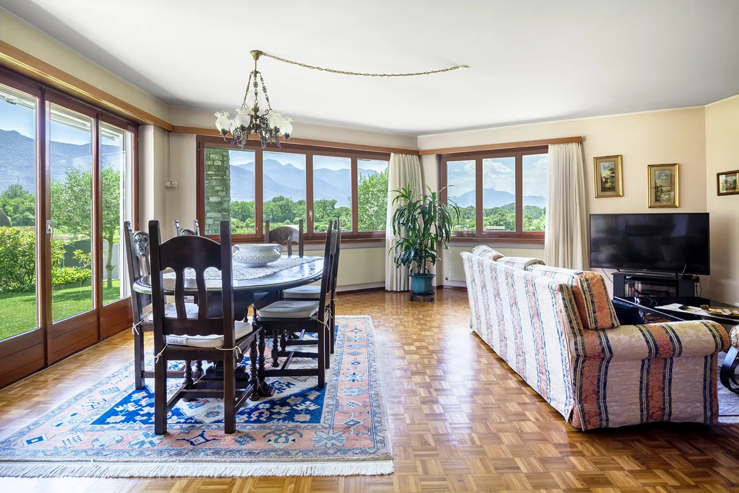 Affascinante Casa Unifamiliare - Foto 2 di 7