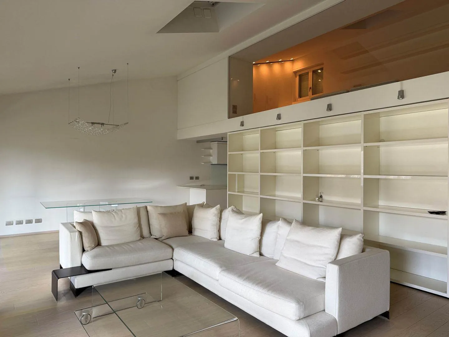 Appartamento Duplex di Lusso con Vista Lago - Foto 2 di 14