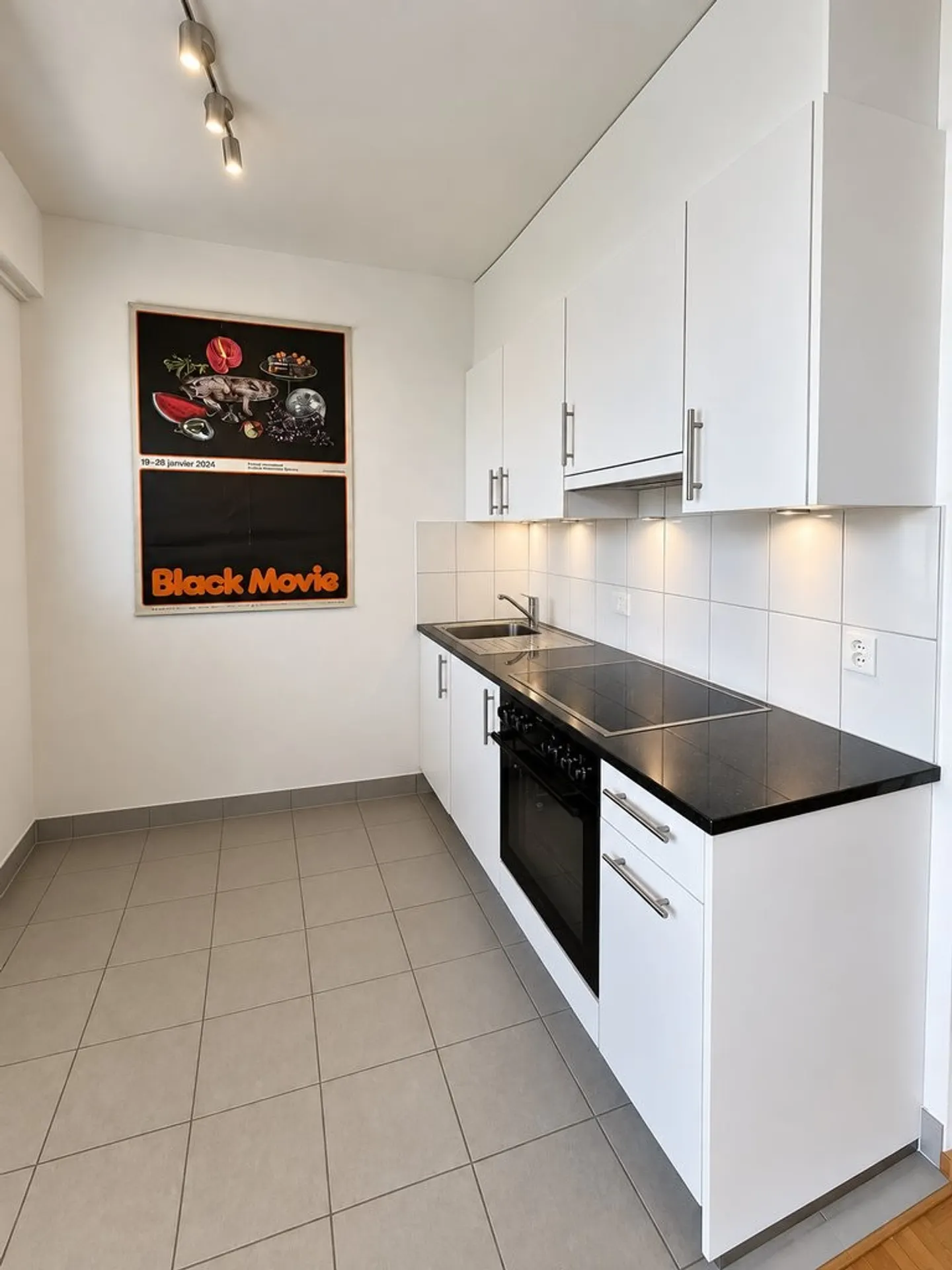 Charming Studio Near Valency Park - Photo 2 of 3