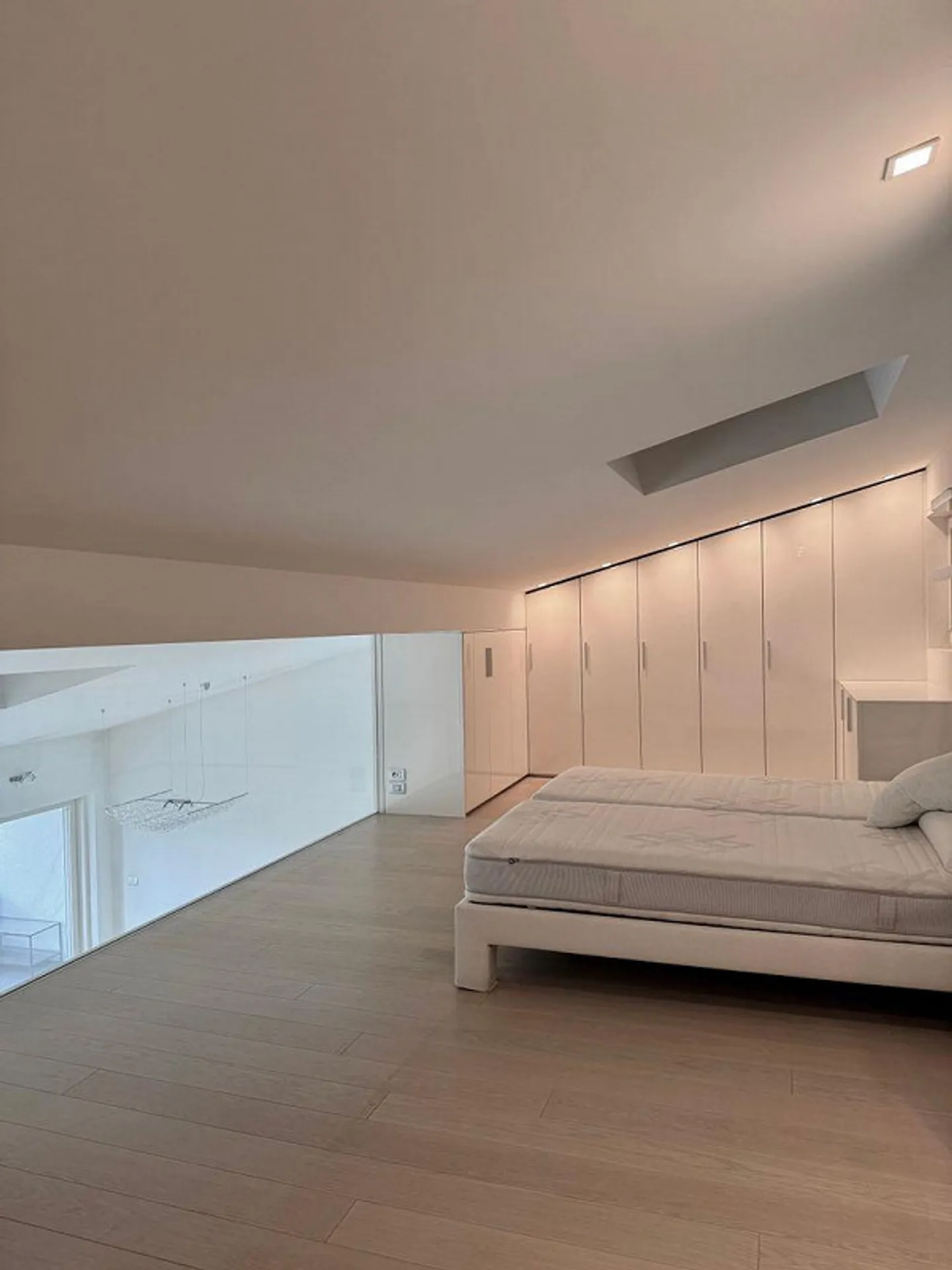 Appartamento Duplex di Lusso con Vista Lago - Foto 8 di 14