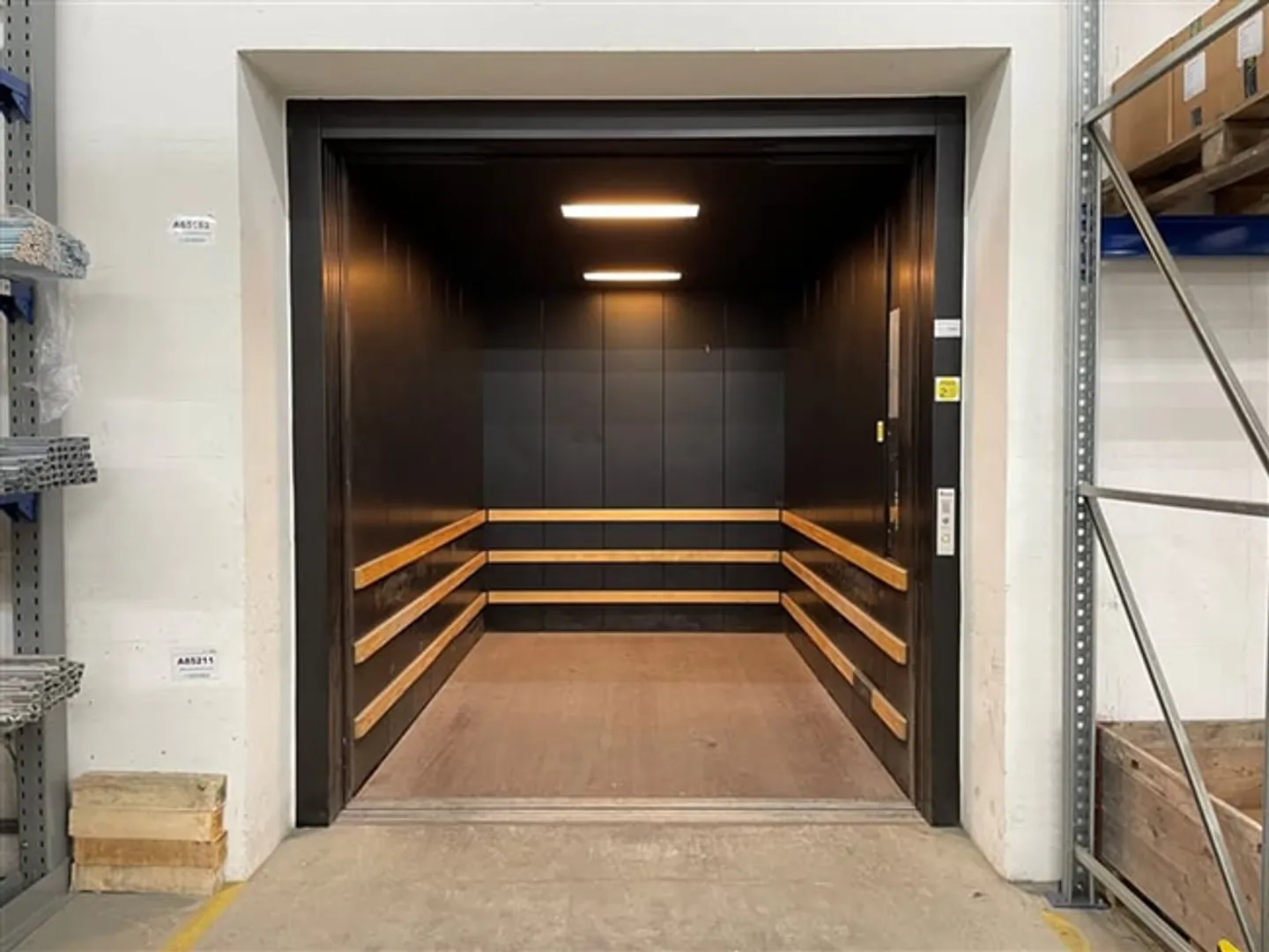 Ventilated and cooled commercial space with direct access from the goods lift - Photo 6 of 7