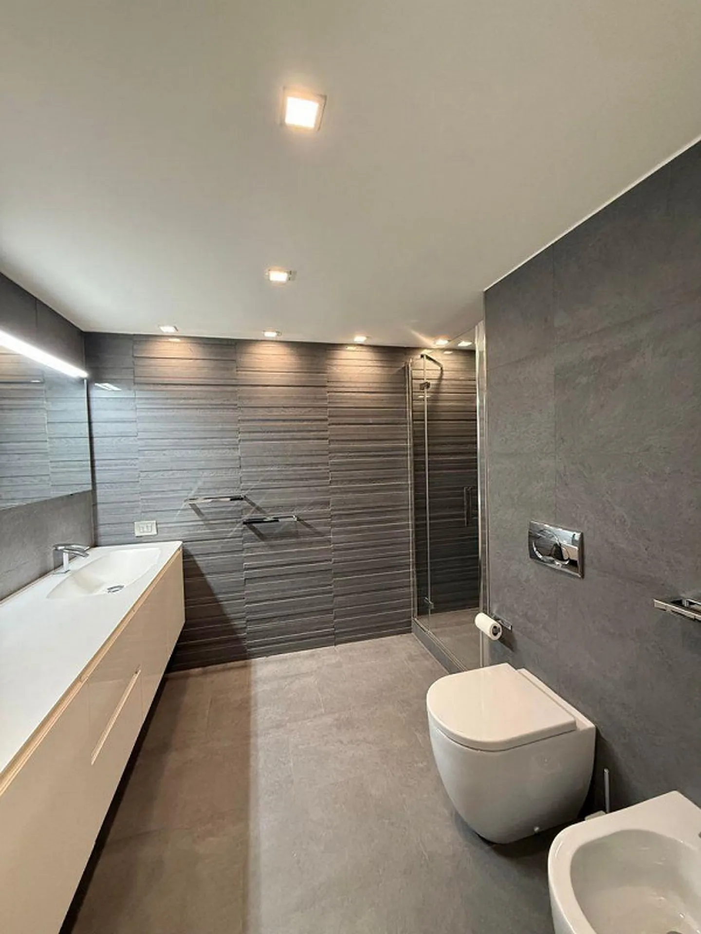 Appartamento Duplex di Lusso con Vista Lago - Foto 10 di 14