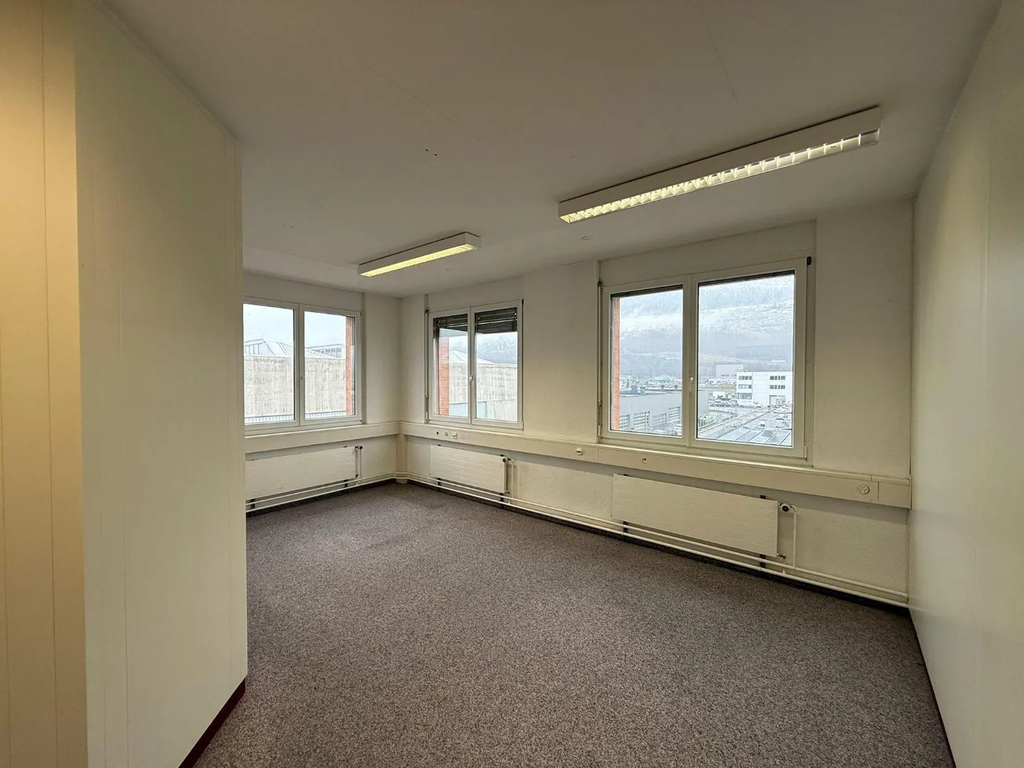 Office 5 rooms - Photo 13 of 13