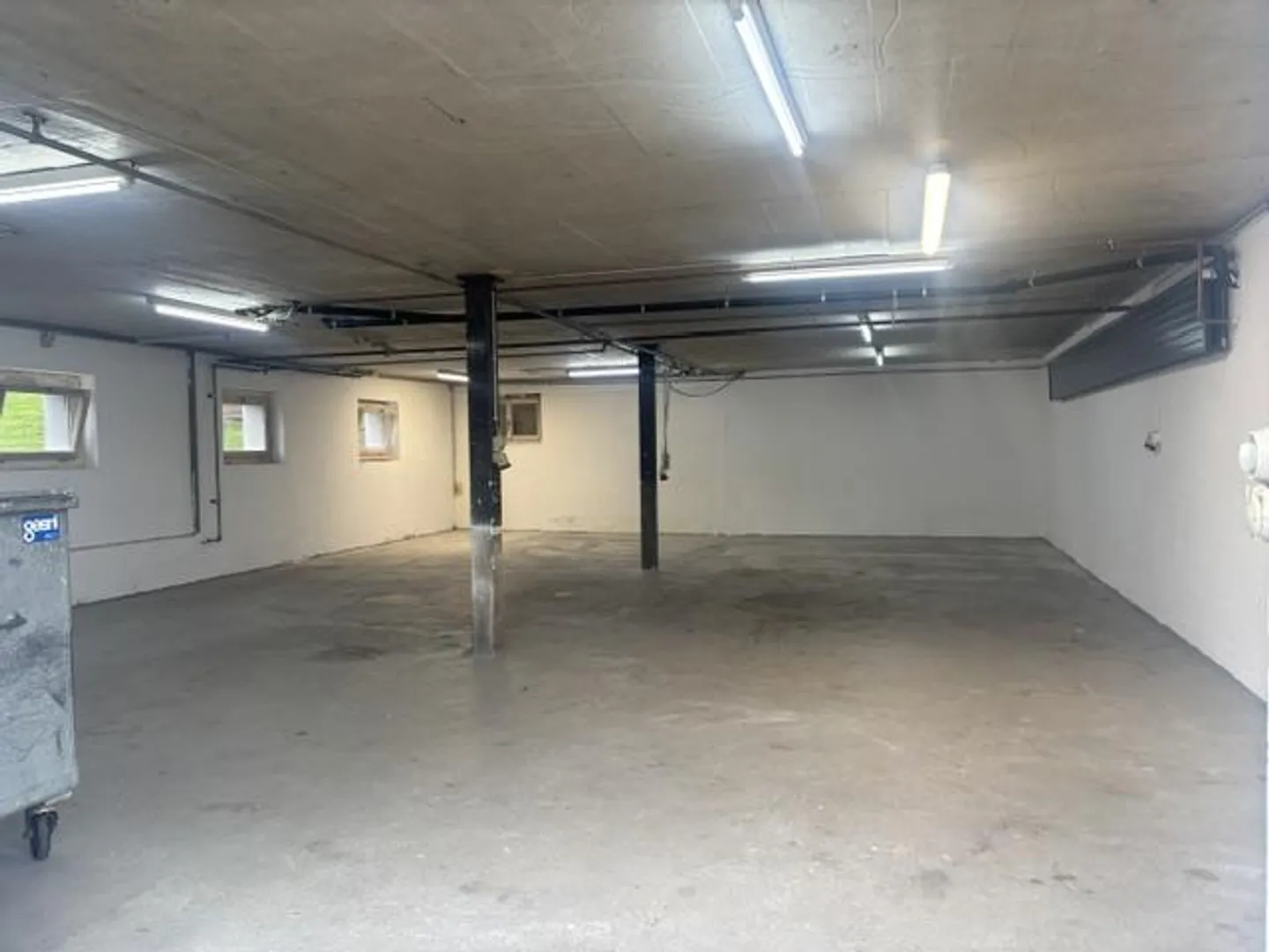 Atelier / Entrepôt avec Bureau et Toilettes - Photo 3 sur 9