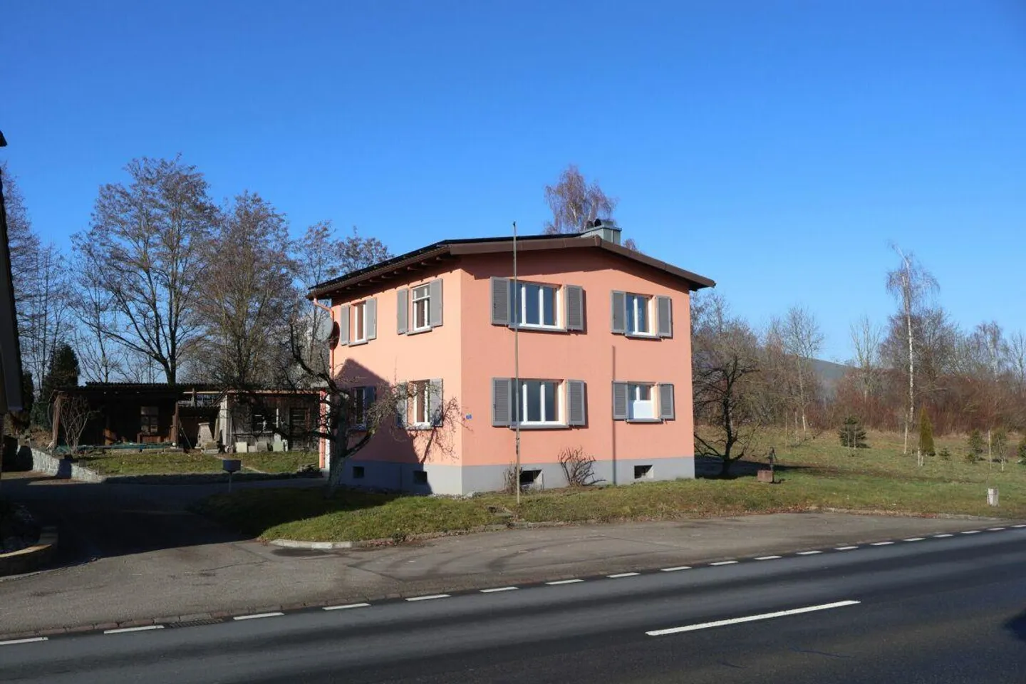 Single-family house with stream access - Photo 2 of 20