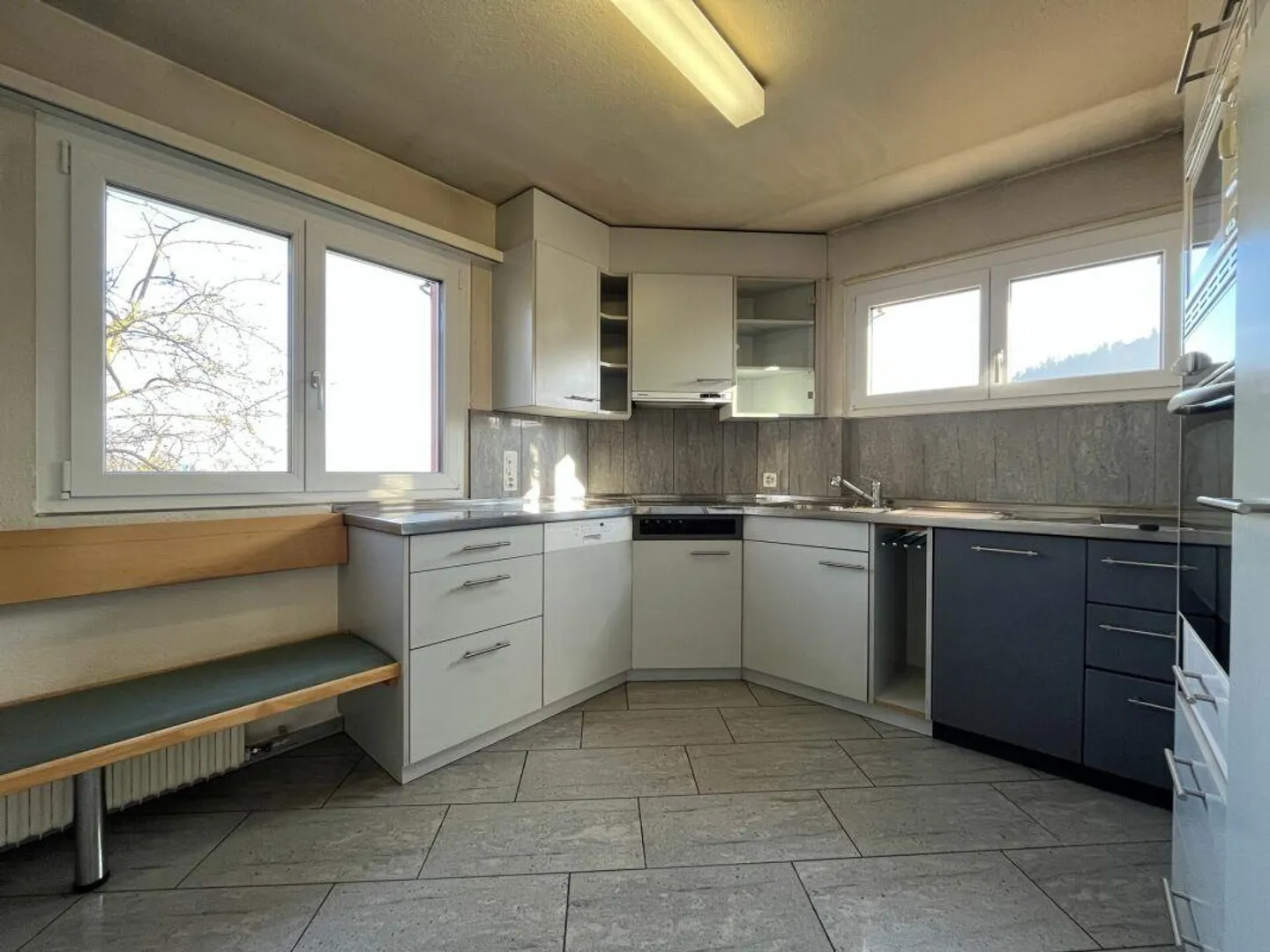 Single-family house with stream access - Photo 6 of 20