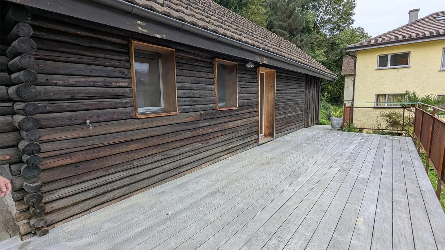 Holzhäuschen im Chalet-Stil mit repräsentativer Aussenterrasse - Foto 1 von 5