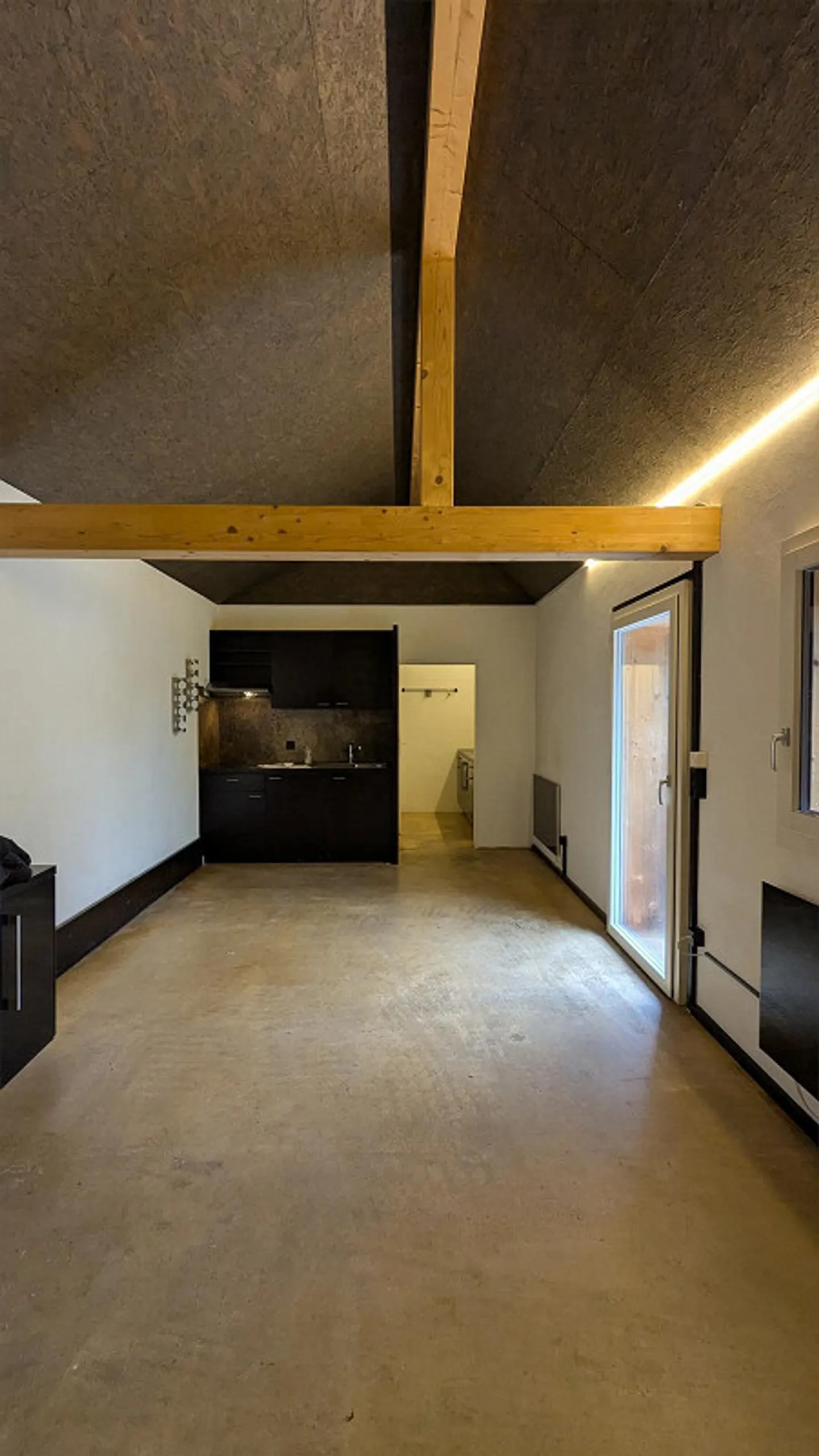 Holzhäuschen im Chalet-Stil mit repräsentativer Aussenterrasse - Foto 2 von 5