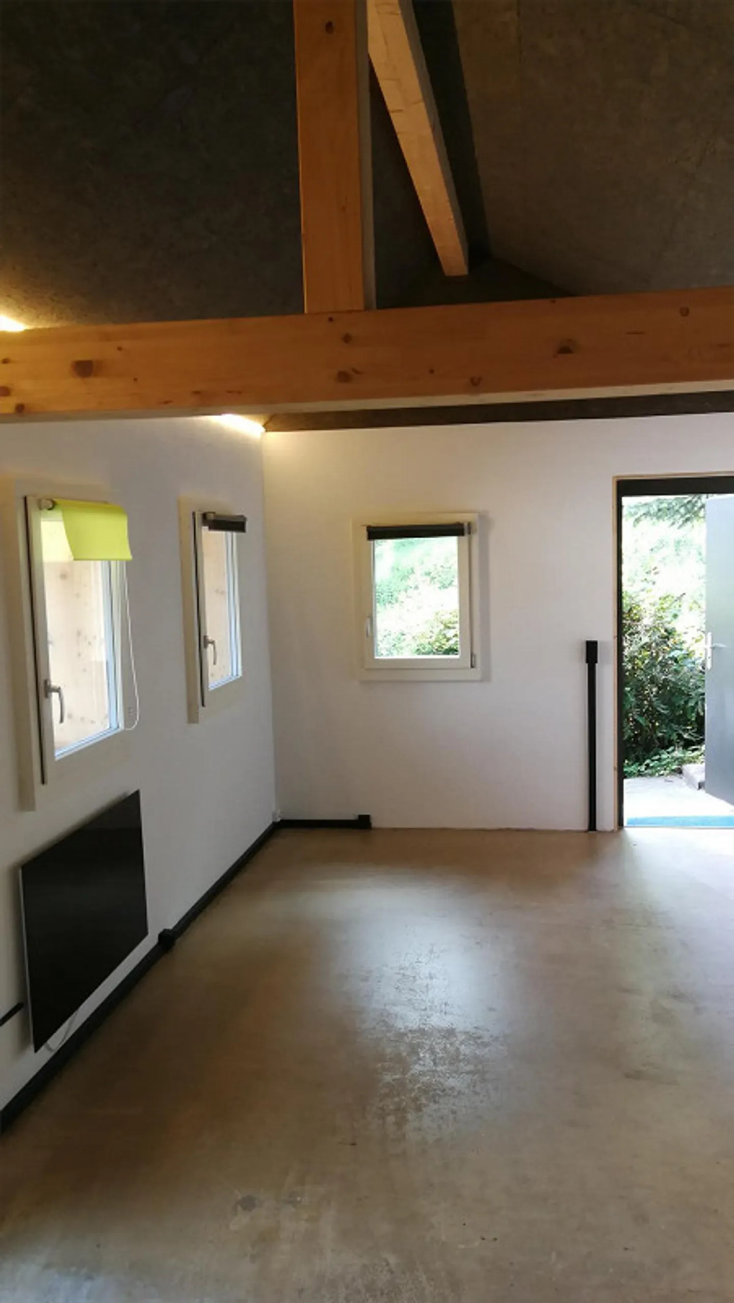 Holzhäuschen im Chalet-Stil mit repräsentativer Aussenterrasse - Foto 3 von 5