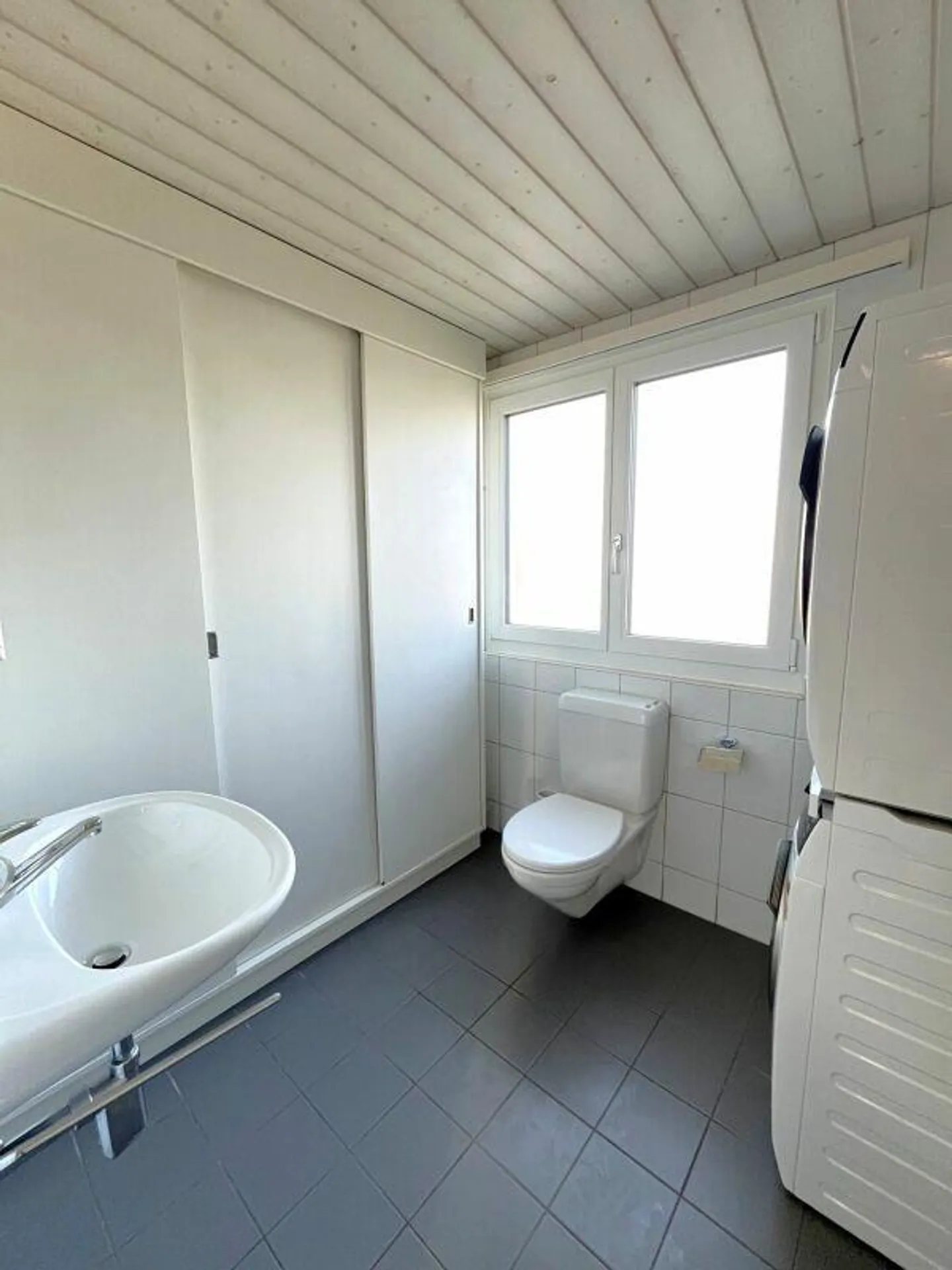 Single-family house with stream access - Photo 12 of 20