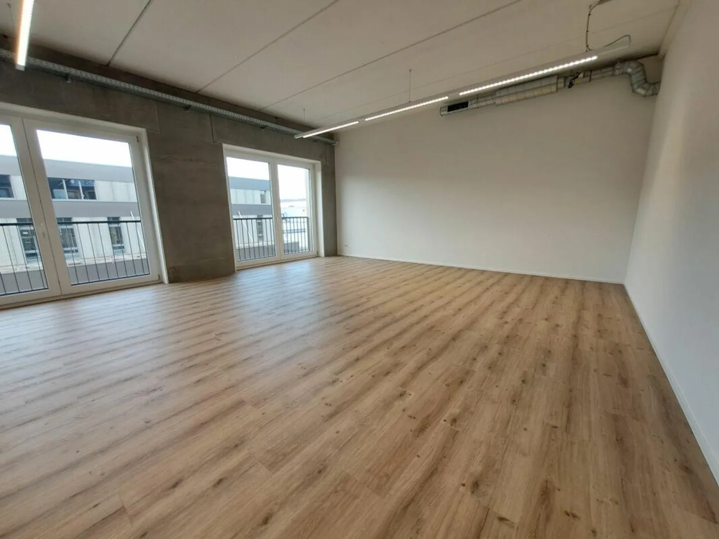 Ufficio attraente di 95m2 in edificio commerciale in affitto - Foto 5 di 6