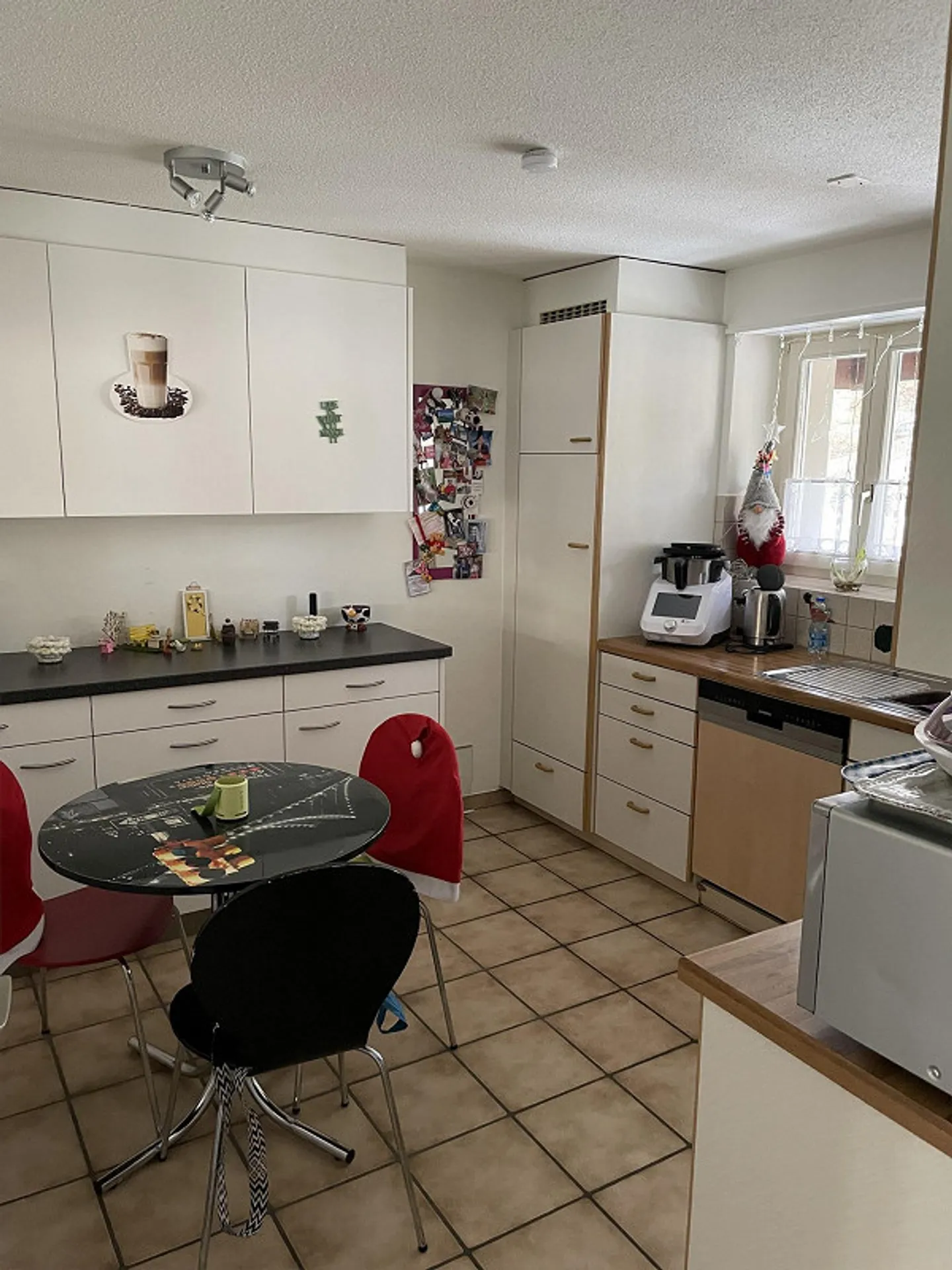 Well-maintained living spaces with a lot of charm! - Photo 4 of 10