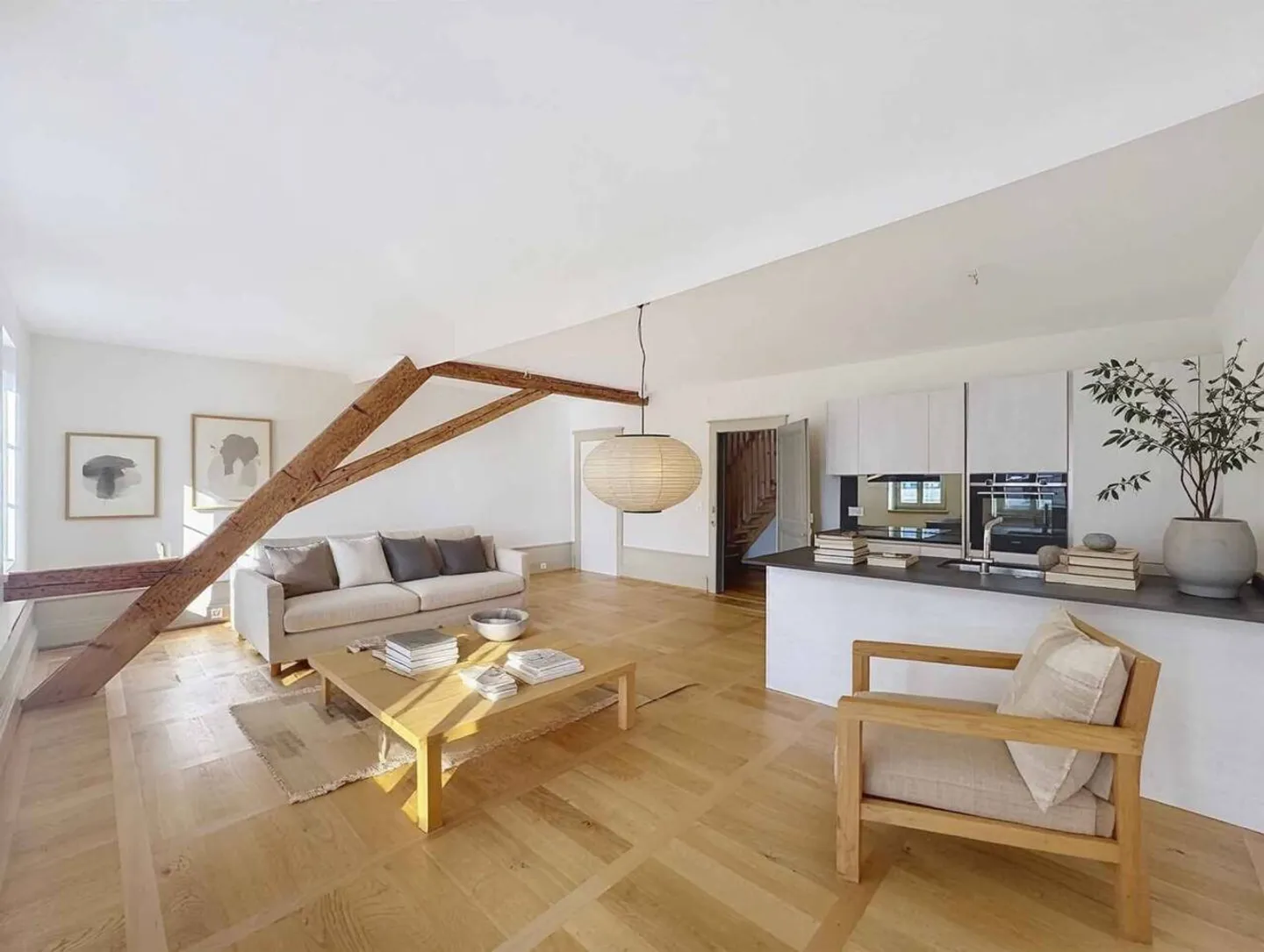 Ultimo piano - Spazioso 3.5 locali 99 m2 + soffitta in un edificio antico ristrutturato - Foto 3 di 10