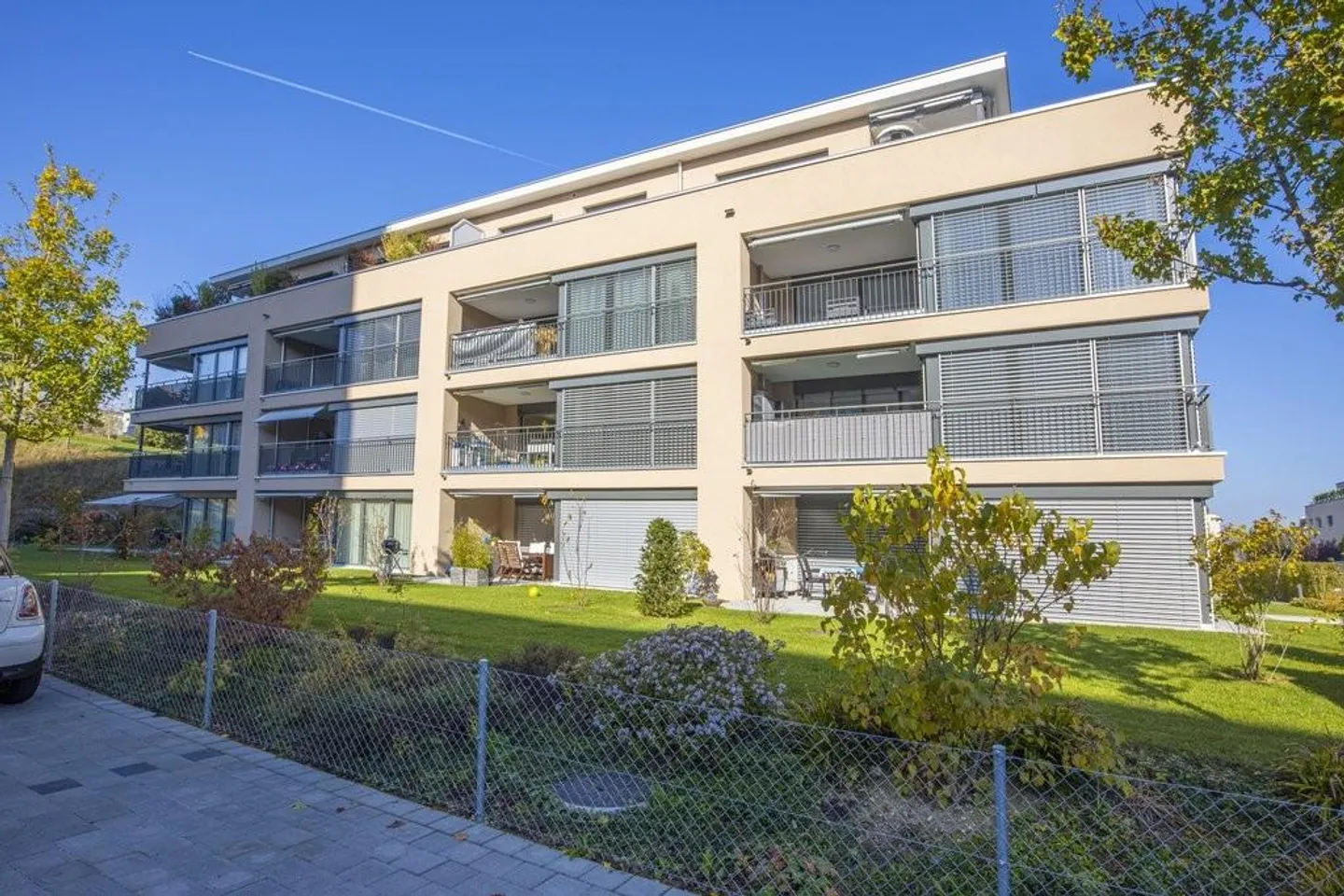 Modern apartment with large garden seating area and private laundry room - Photo 1 of 9