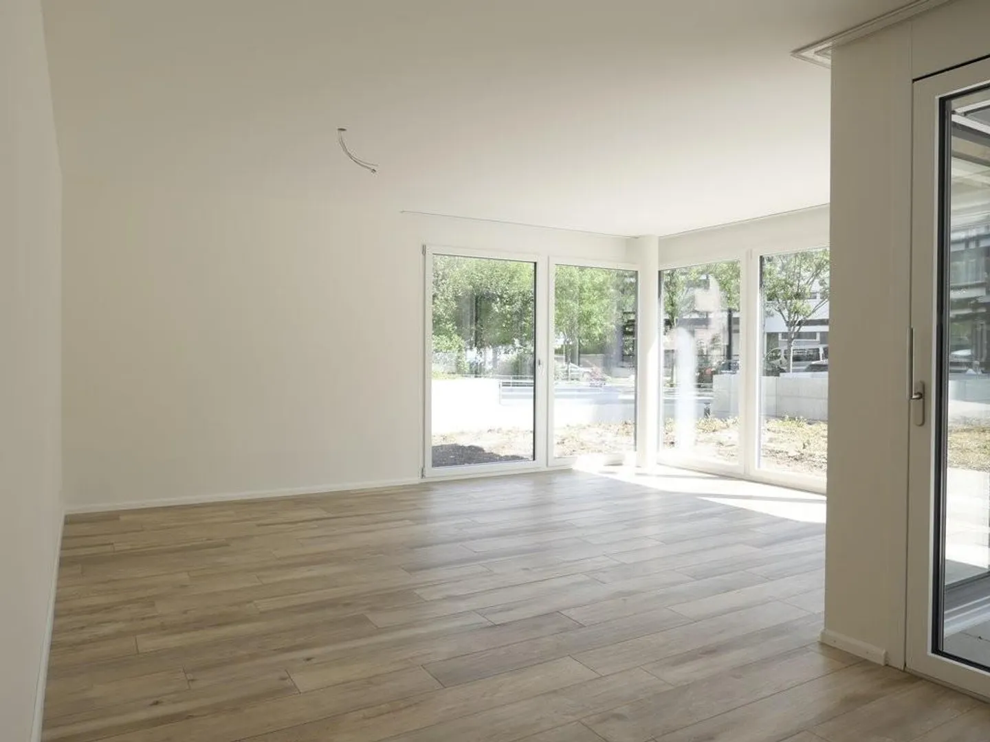 Modern apartment with large garden seating area and private laundry room - Photo 3 of 9
