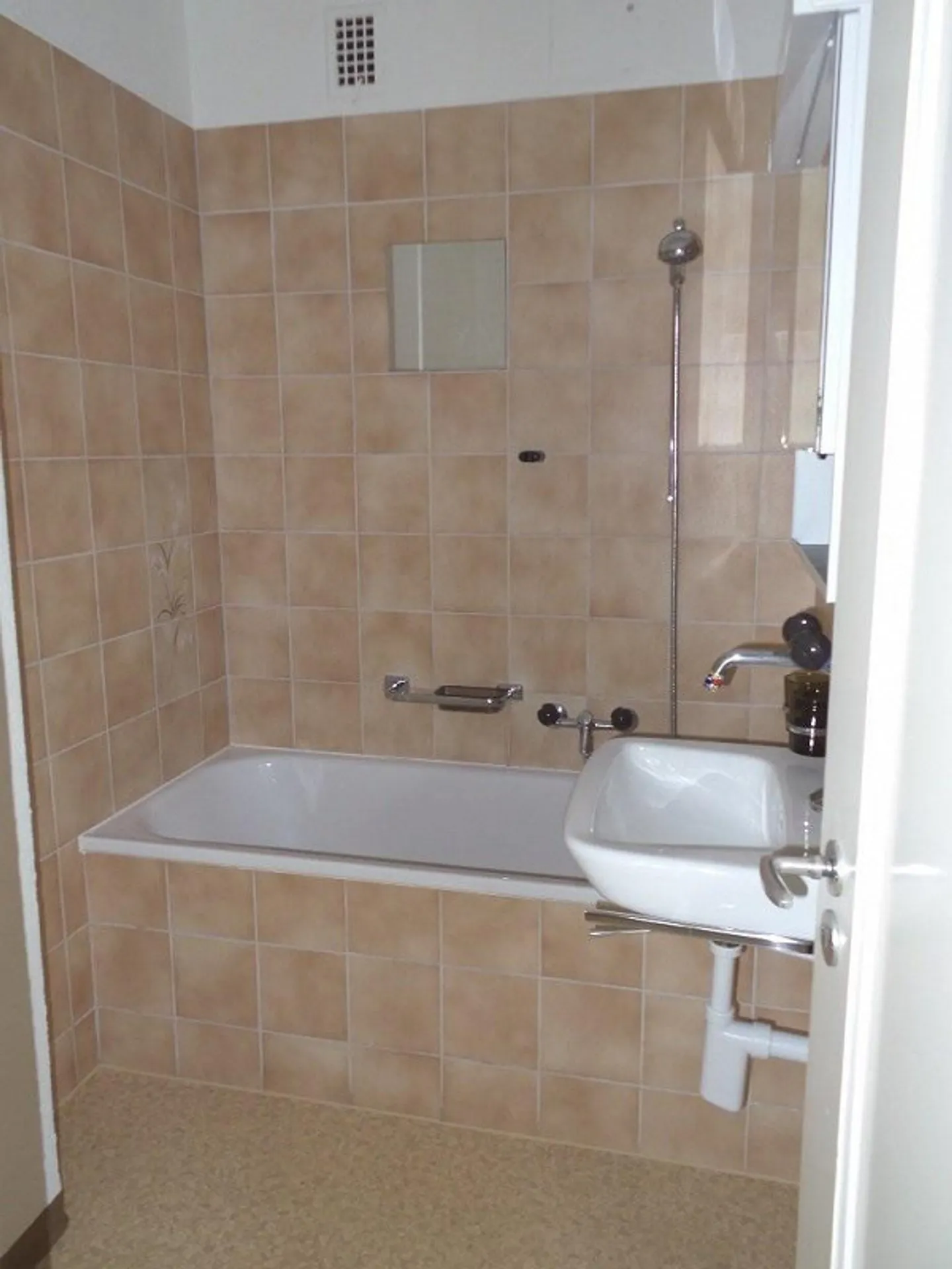 Apartment for rent in a quiet and central location - Photo 3 of 7